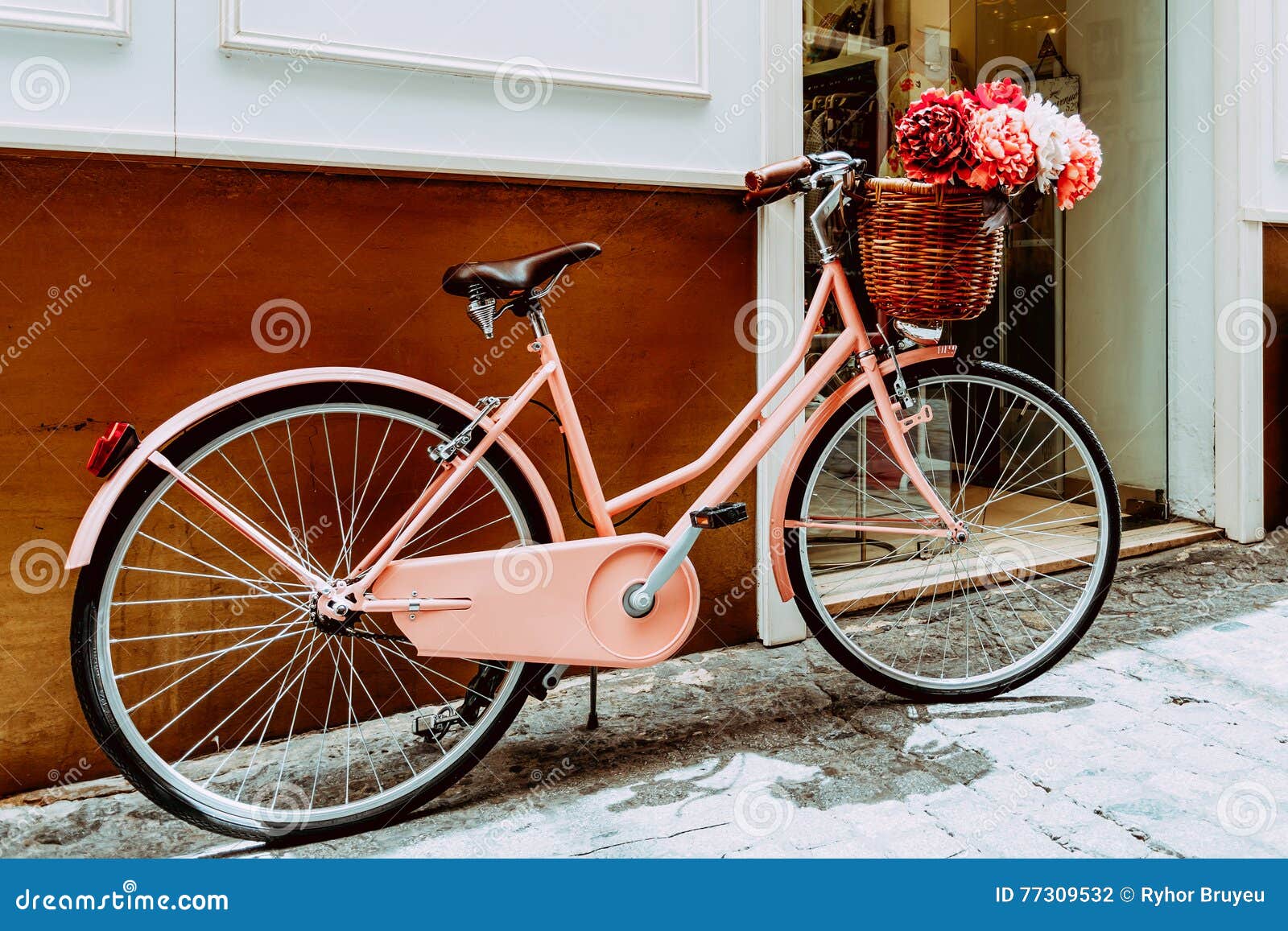 bicyclette rose avec panier