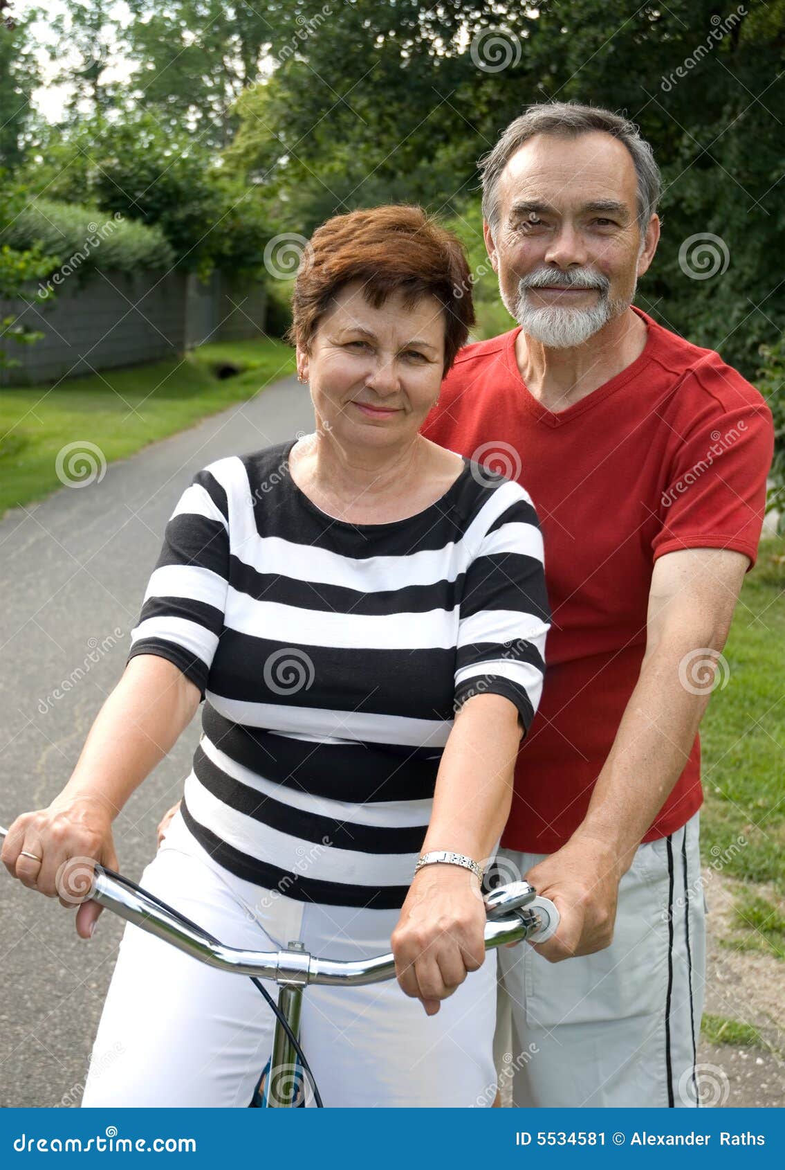 Bicycling senior atrakcyjna para