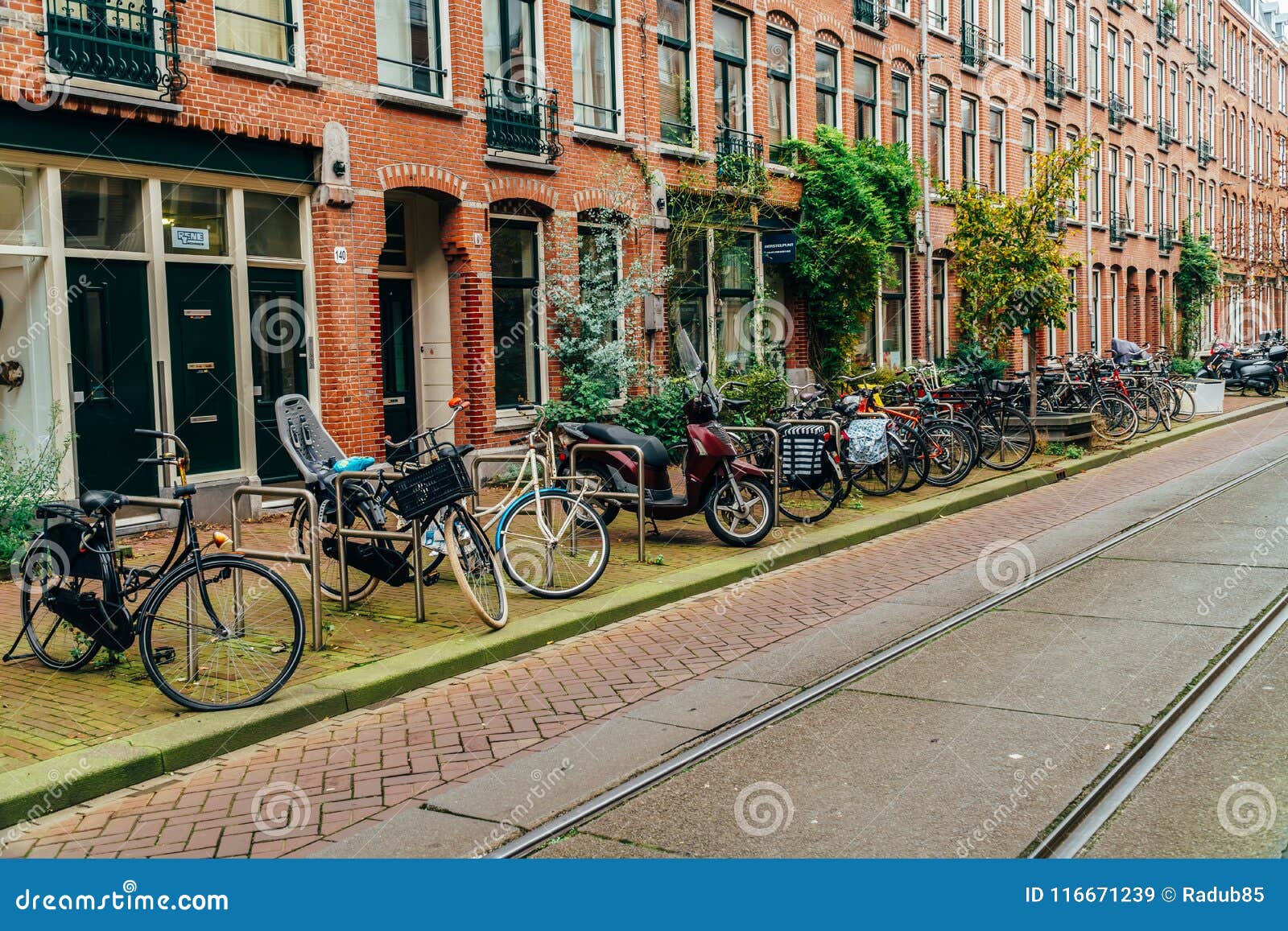 AMSTERDAM, holandie - LISTOPAD 08, 2017: Bicykle Parkujący W W centrum mieście Amsterdam Podczas jesieni