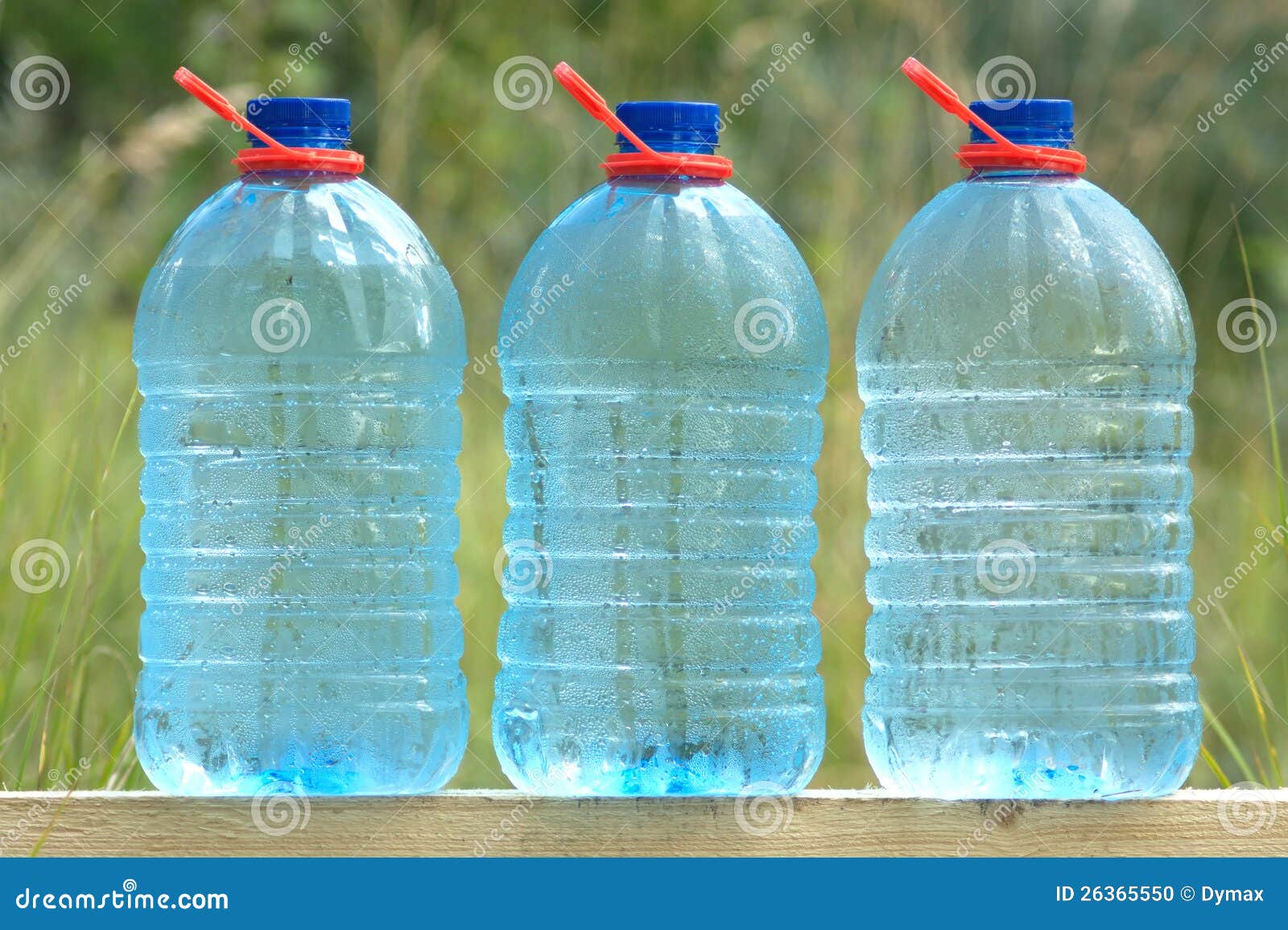 Bidons En Plastique Avec Le Froid Potable écologiquement L'eau