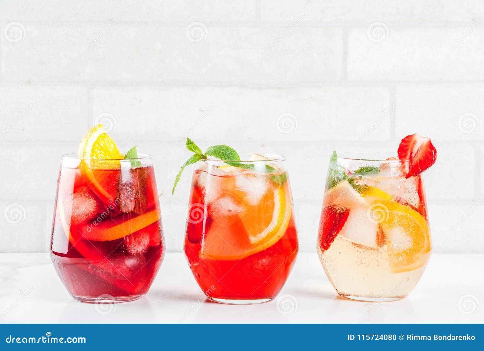 Bielu, czerwieni i menchii sangria,. Zimni bielu, menchii i czerwieni sangria koktajle z,