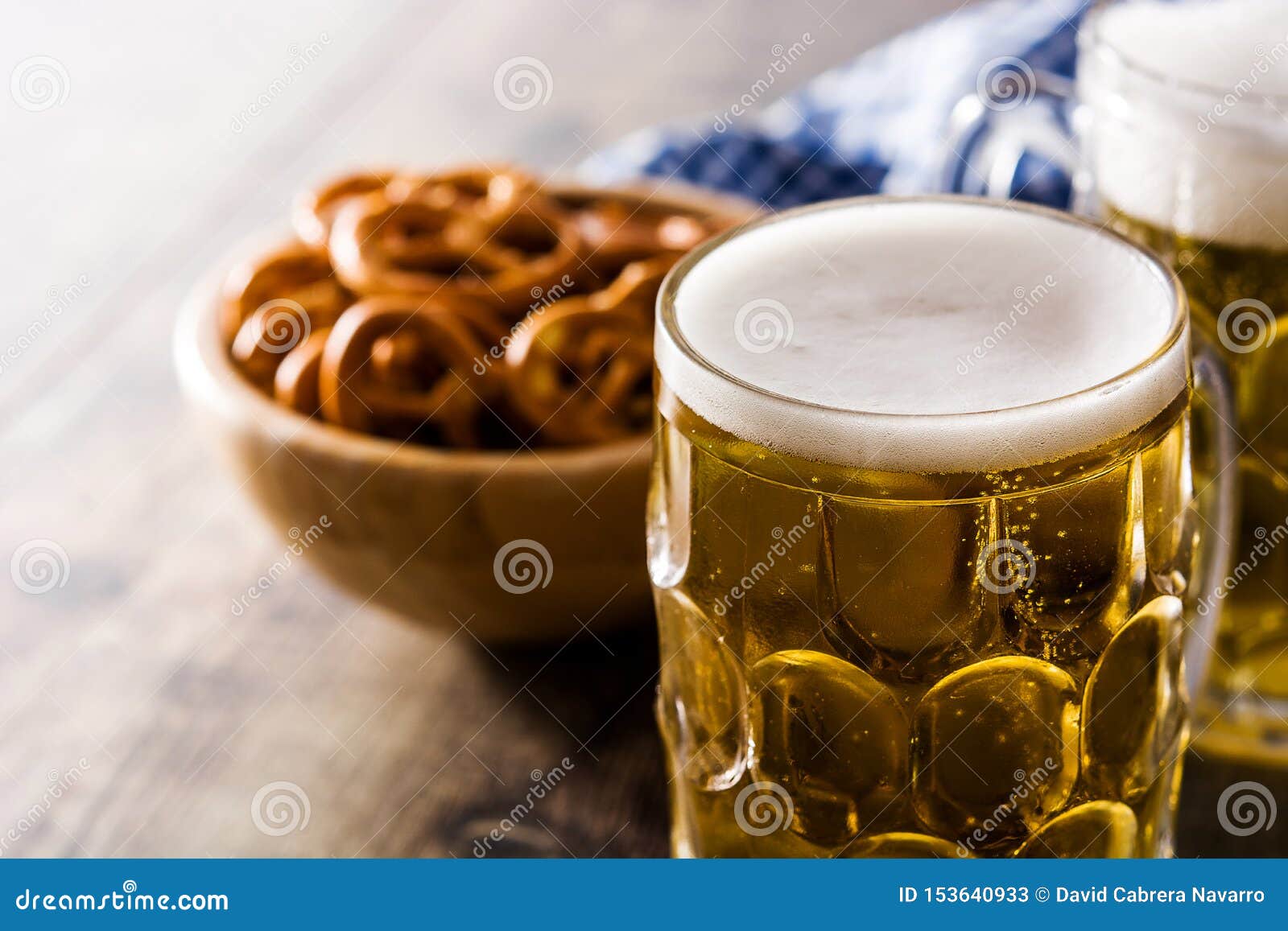 Bier Und Brezel Oktoberfest Auf Holztisch Stockbild - Bild von liter ...