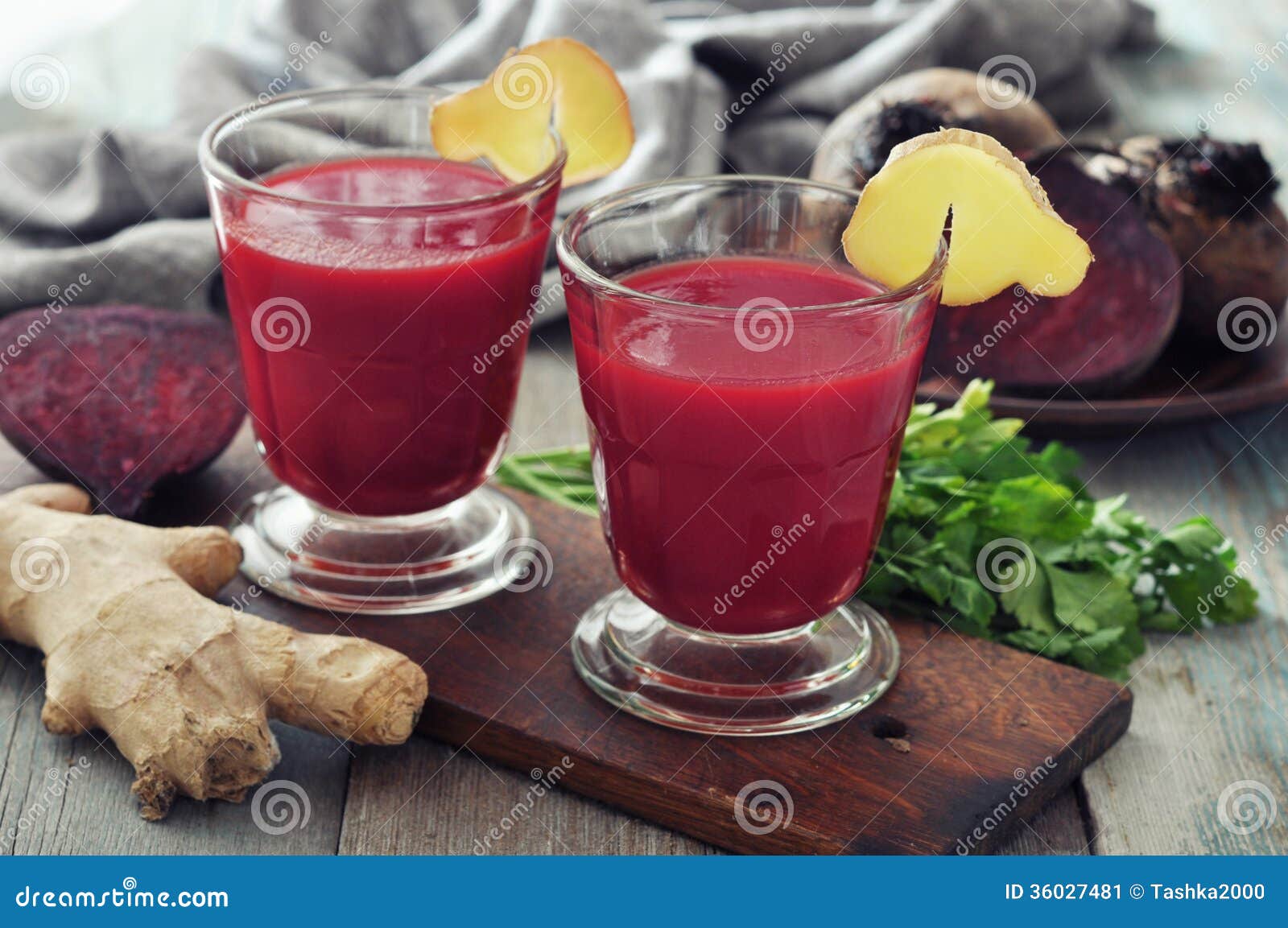 Bieten smoothie met gember. Bieten smoothie in glas met gember en verse groenten op houten achtergrond