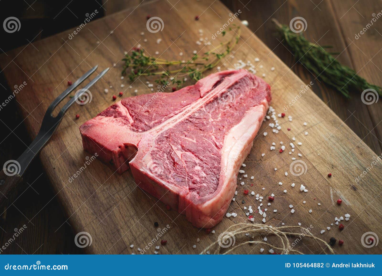 Bife Cru Do Osso De T Da Carne Na Placa Do ` S Do Carniceiro Foto de Stock  - Imagem de lombo, corte: 105464882