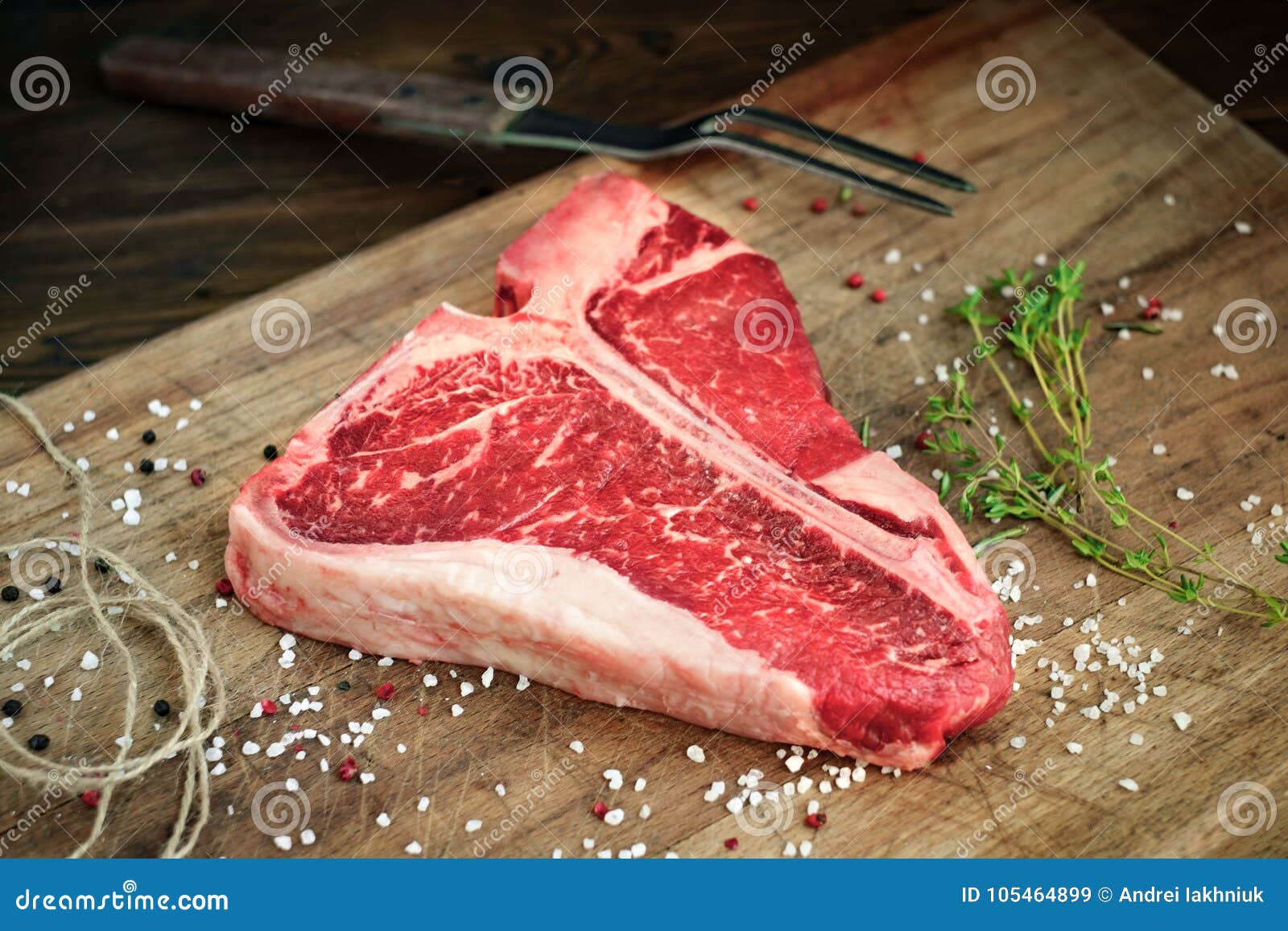 Bife Cru Do Osso De T Da Carne Na Placa Do ` S Do Carniceiro Foto de Stock  - Imagem de lombo, corte: 105464882