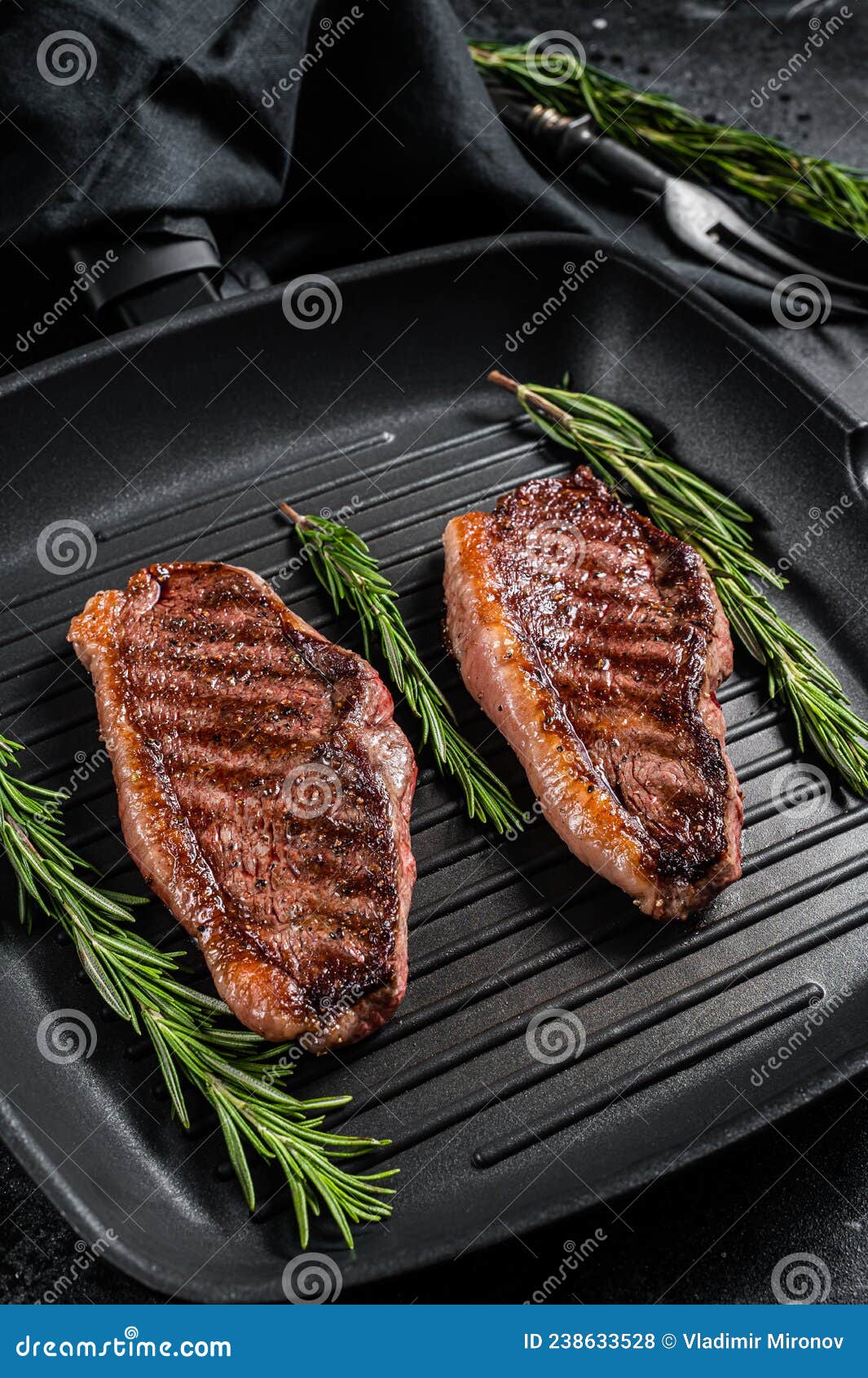 Bife de churrasco no espeto sobre fundo preto gastronomia brasileira