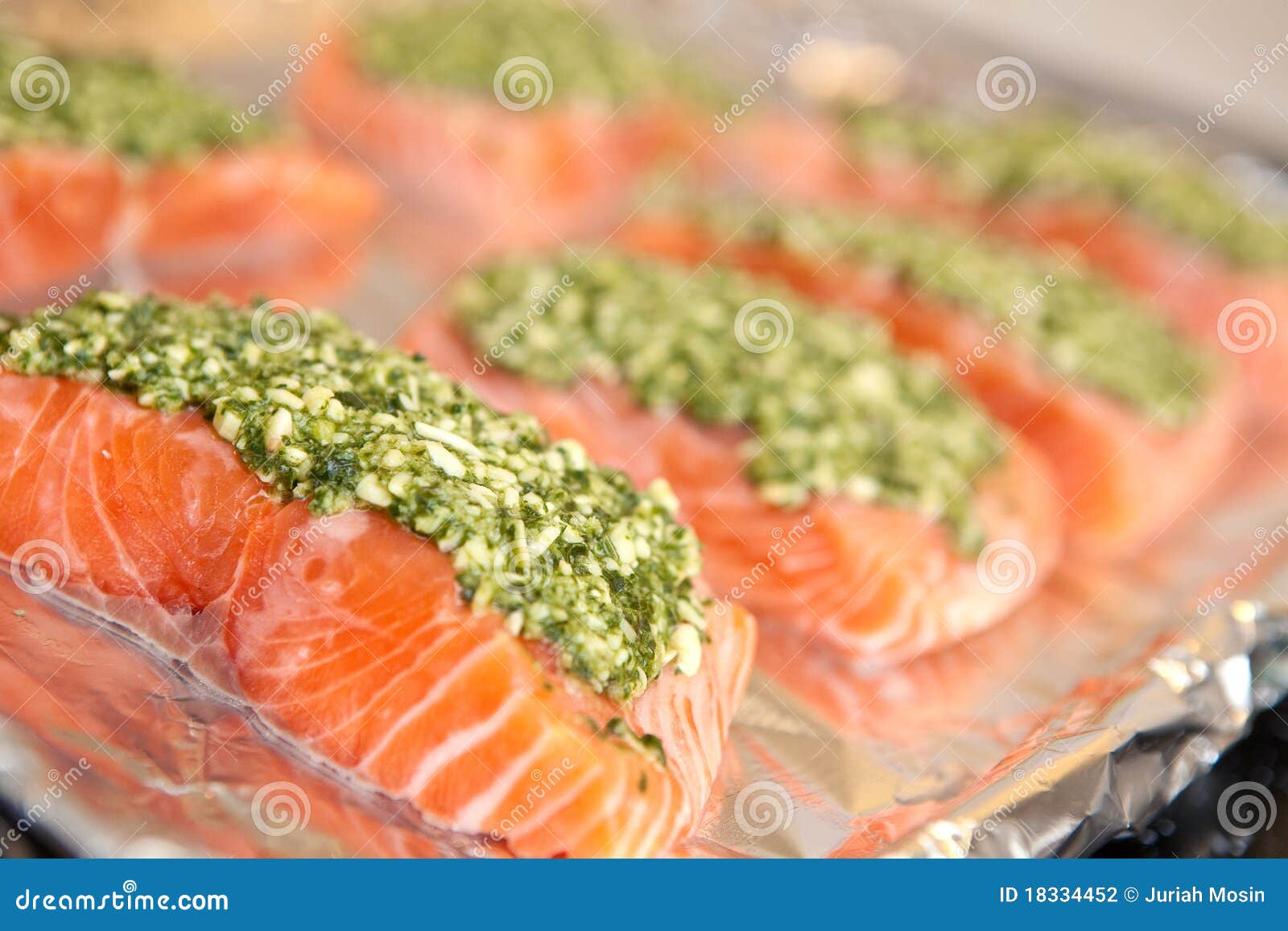 Bife Salmon com o pesto fresco da manjericão. Bife salmon fresco com o pesto da manjericão e polvilhar frescos do Parmesão