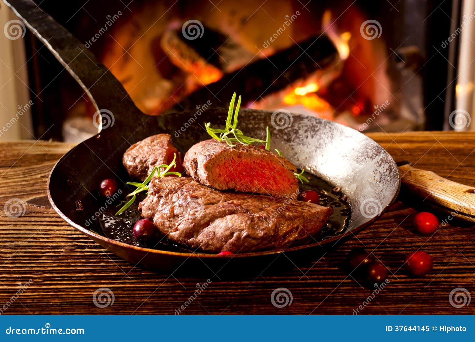 Bifteck Dans La Casserole Avec Le Feu De Cheminée Photo libre de droits