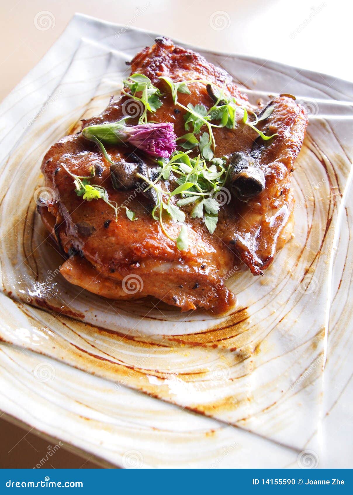 Bifteck grillé de poulet. Une photographie d'un plat principal organique délicieux du bifteck de poulet de gril décoré des herbes vertes fraîches et de la fleur pourprée comestible. Image verticale de couleur, personne dans l'illustration. Café rentré de restaurant d'aliment biologique.