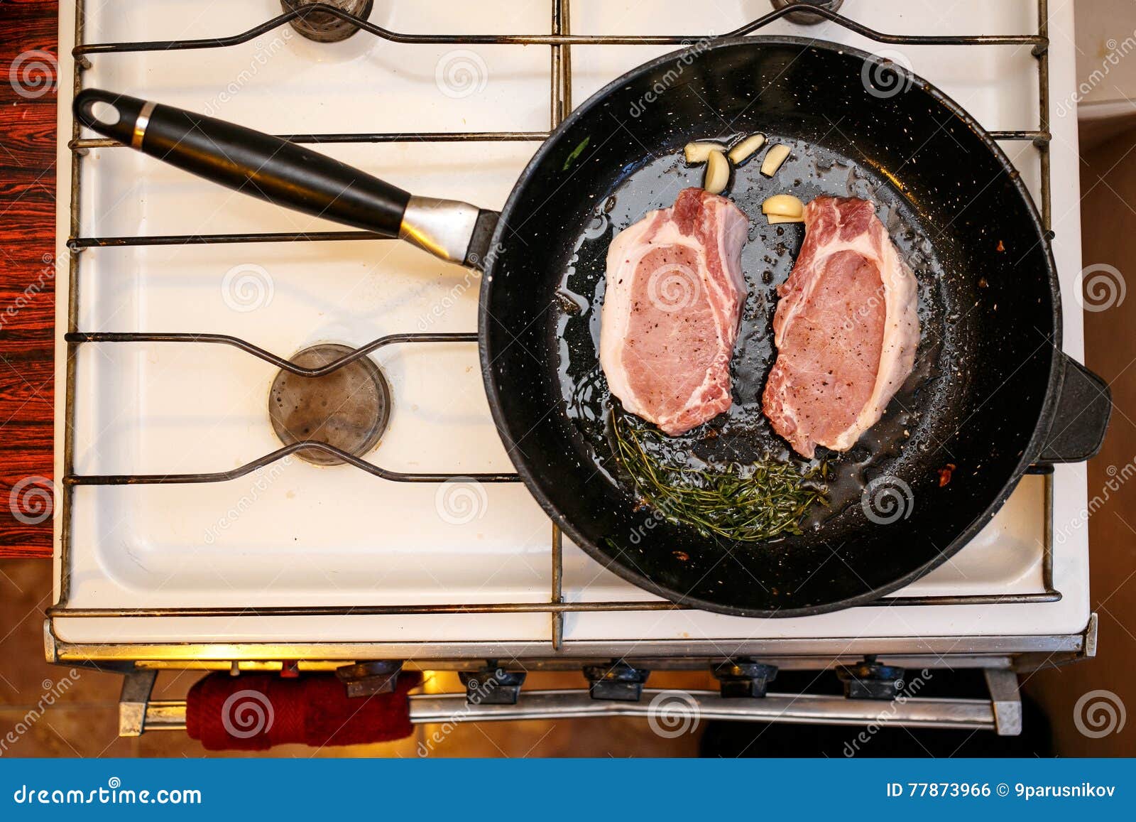 Biftecks Crus De Viande De Porc Avec Des Epices Dans Une Poele