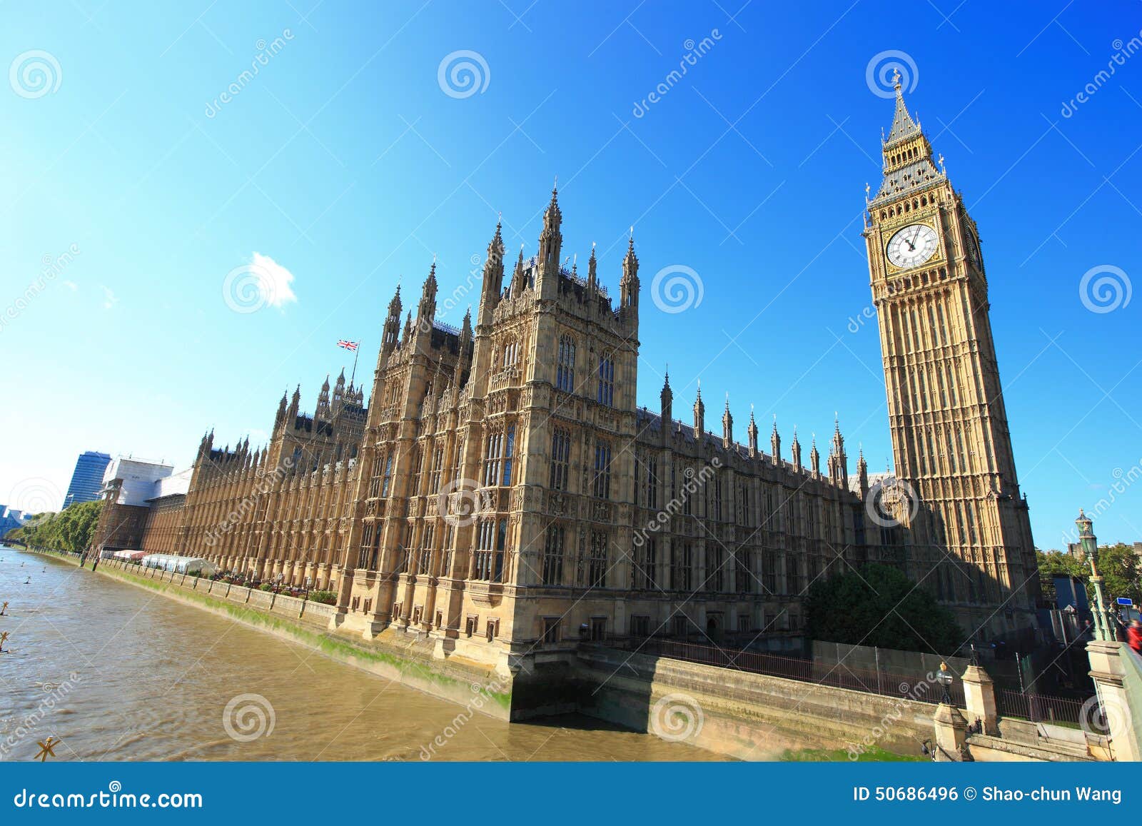 Big Ben und Parlamentsgebäude mit Brücke und der Themse in London, Vereinigtes Königreich, Großbritannien