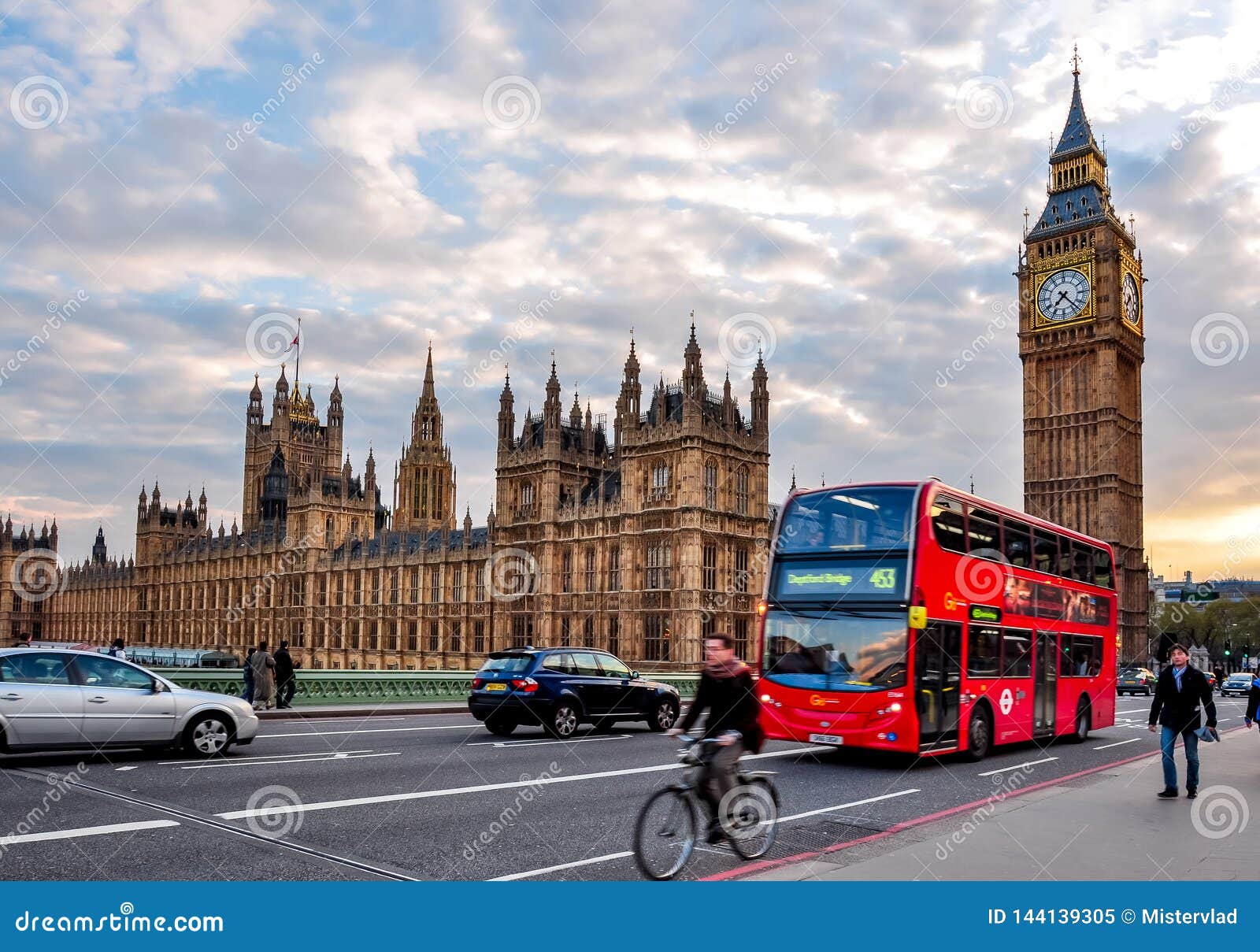 Big Ben Y Autobús De Autobús De Dos Pisos En El Puente En La Puesta Del