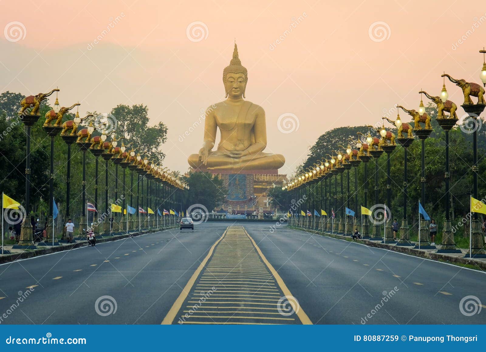 big-buddha-singburi-thailand-80887259.jp