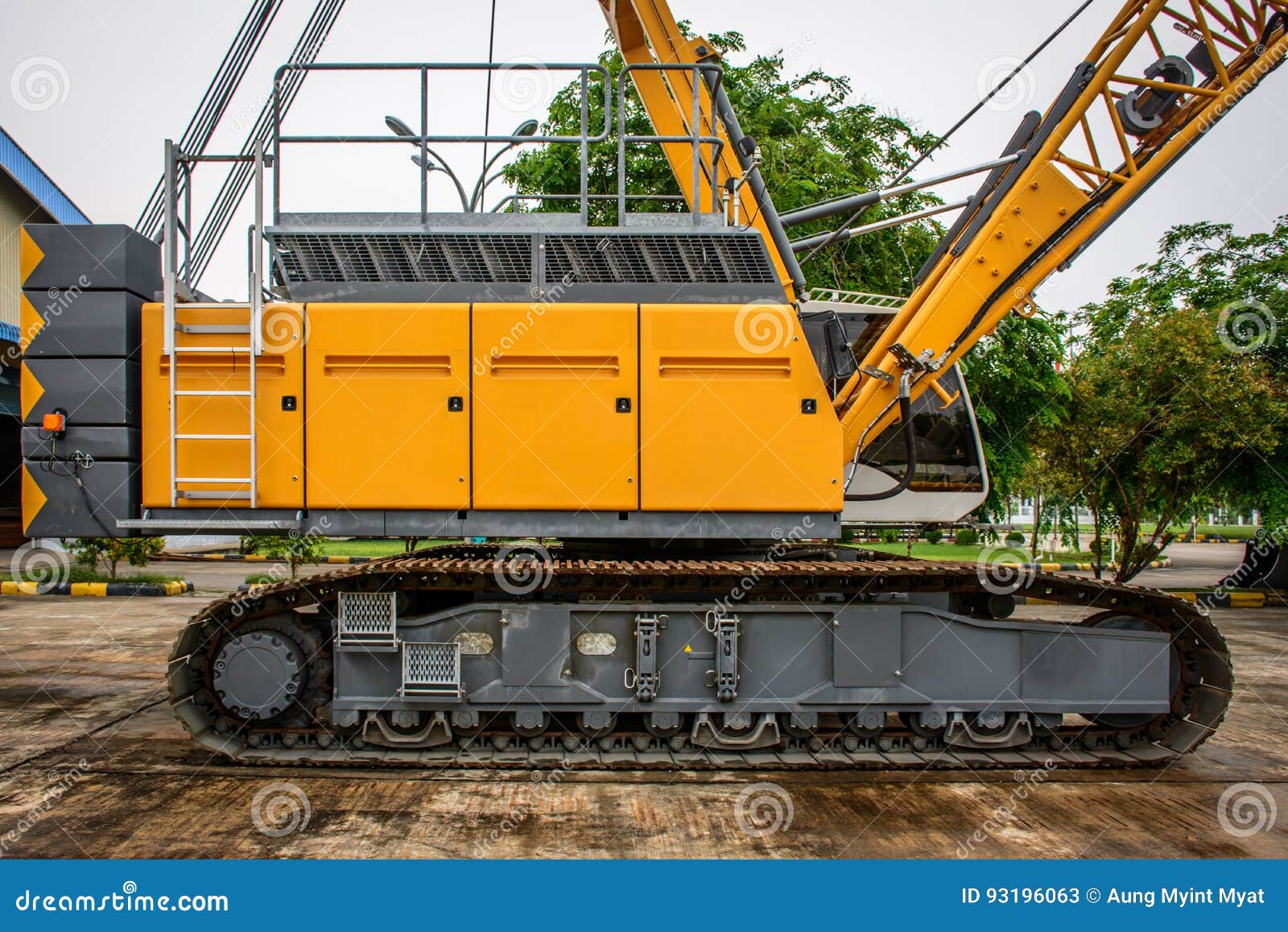 side view of crawler crane, counterweights, big chain and arms