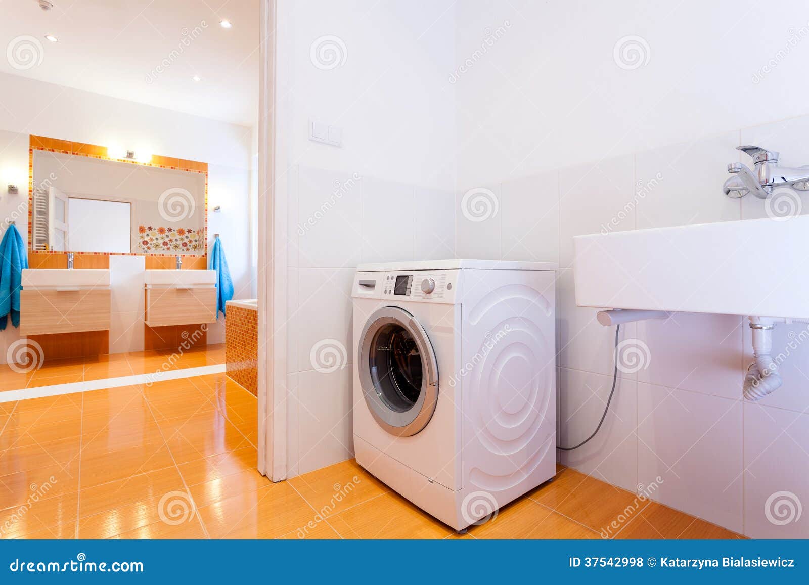 big practical bathroom with washing machine