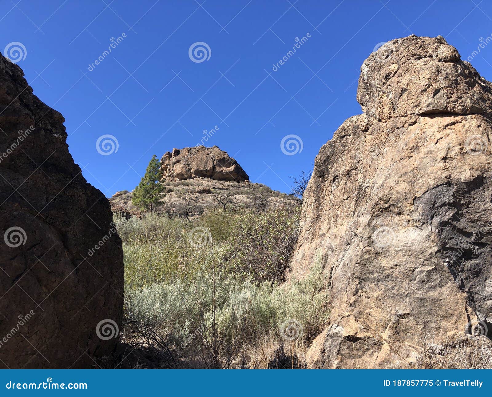 big rocks around las ninas reservoir
