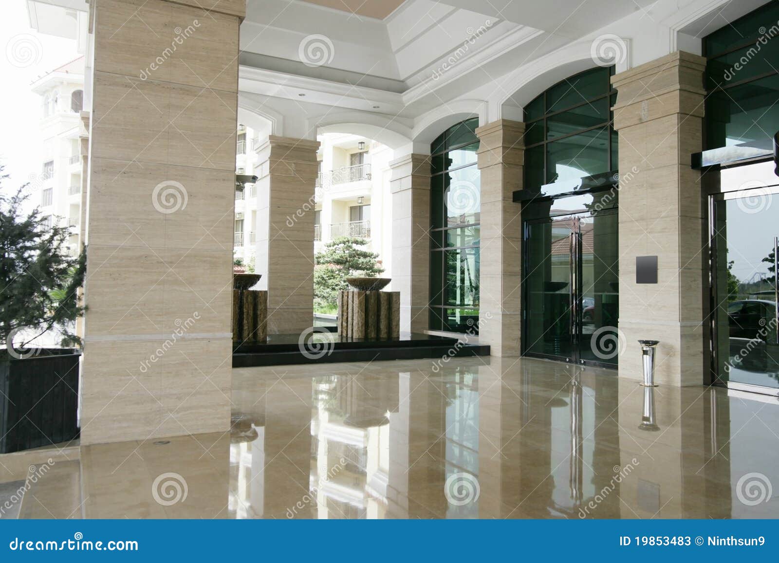 a big spacious clean luxurious hotel entrance