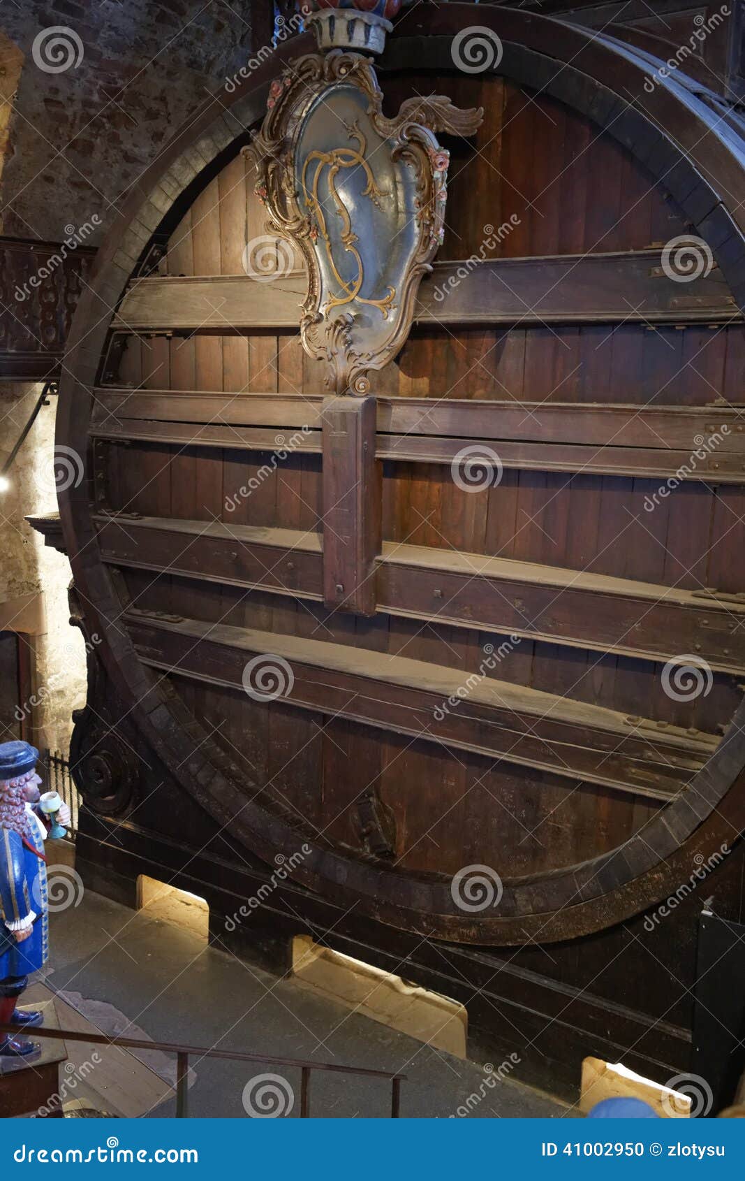 the biggest wine barrel in the world (heidelberg castle)