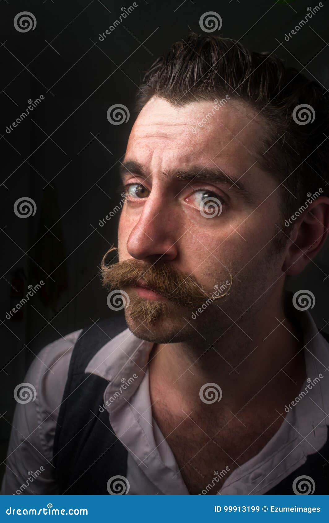 173,168 Fotos de Stock de Homem Do Bigode - Fotos de Stock Gratuitas e Sem  Fidelização a partir da Dreamstime, image size:1063x1690