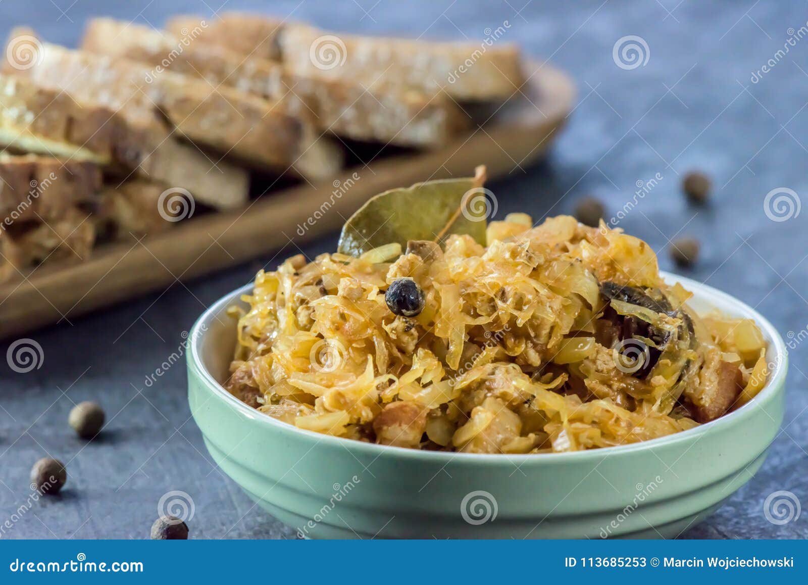 Bigos - plato polaco tradicional - primer en cuenco verde. Bigos - plato polaco tradicional de Pascua y de la Navidad - primer en cuenco verde