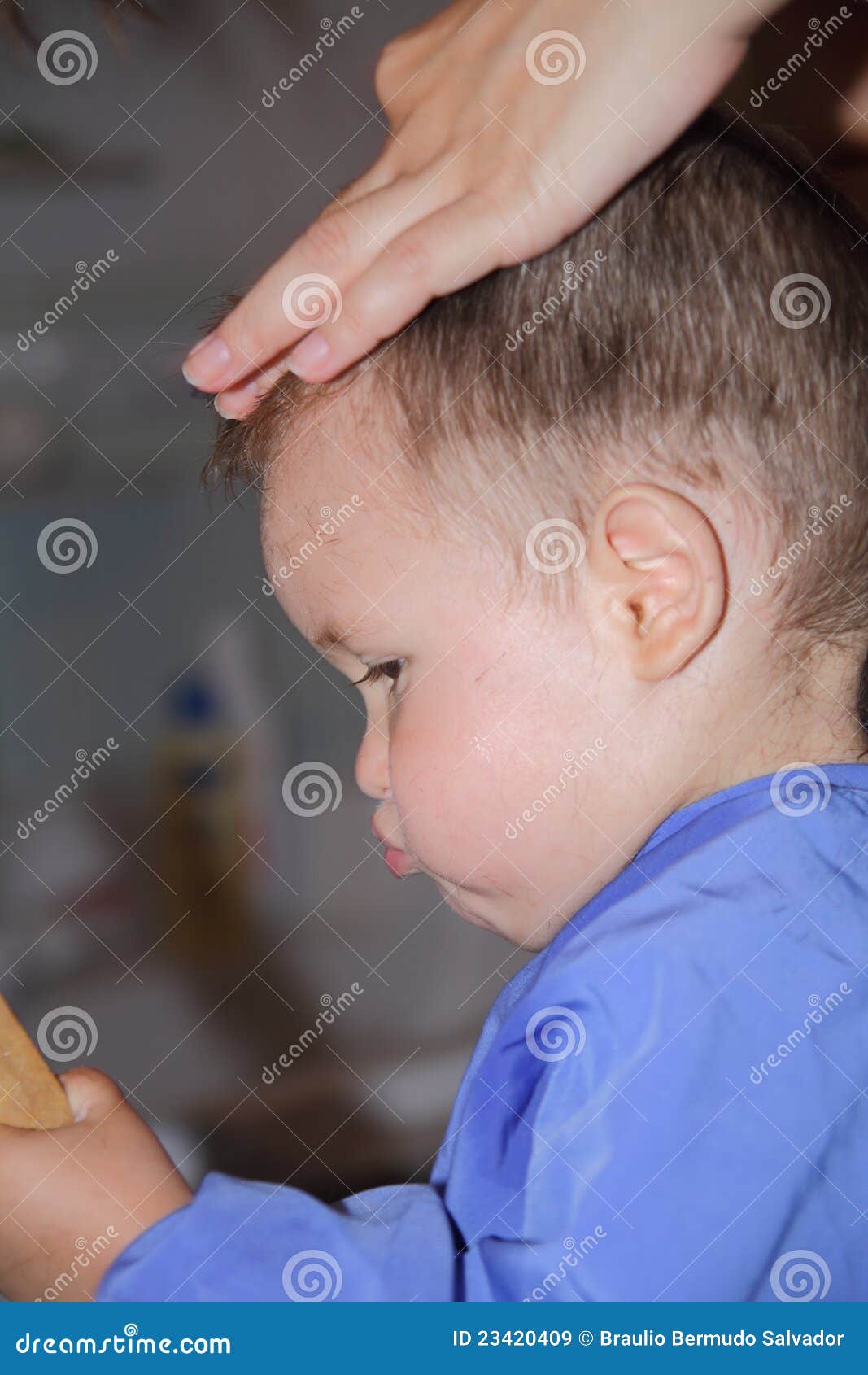 Bij de kapper stock afbeelding. Image of kapper, baby 23420409