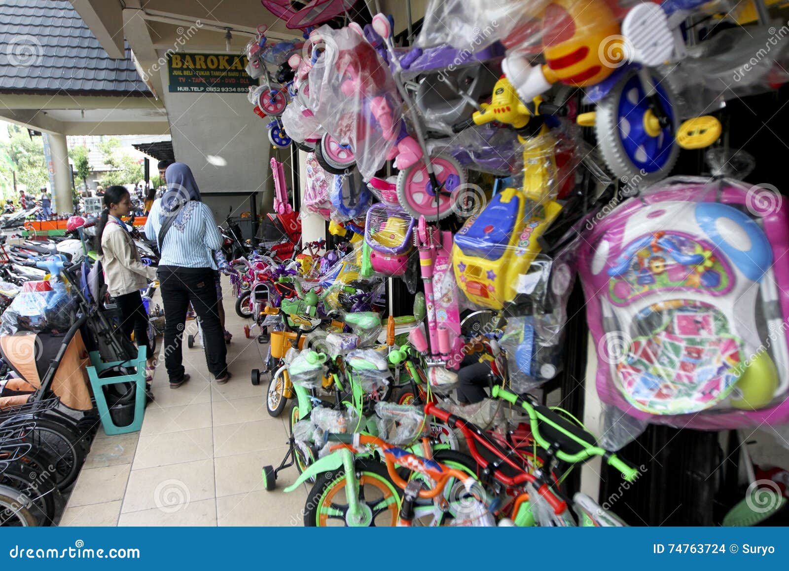 Bike shop editorial stock image. Image of shopping, central - 74763724
