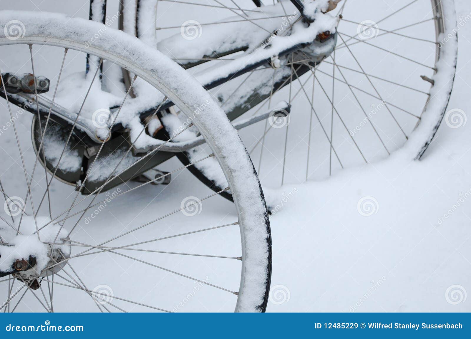 Bike wheels in the snow stock image. Image of frost, winter 12485229