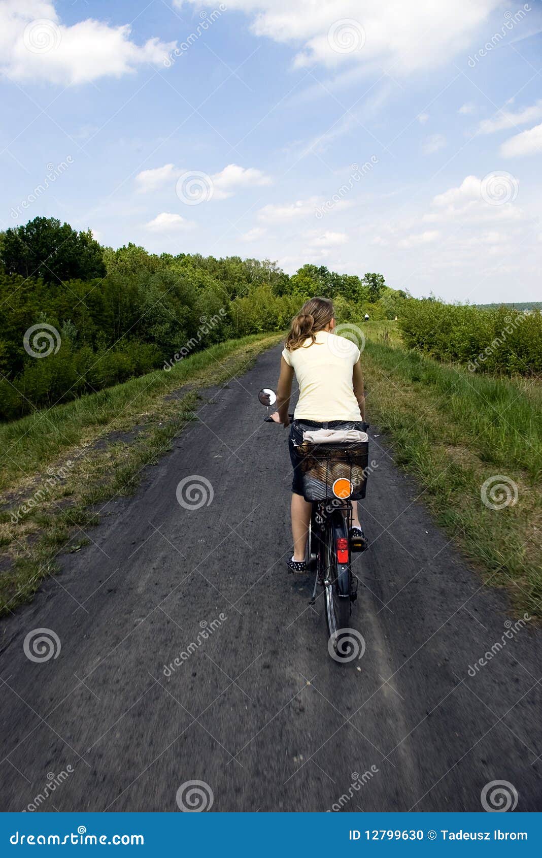 The biking. Το biking κορίτσι κατά τη διάρκεια του ταξιδιού