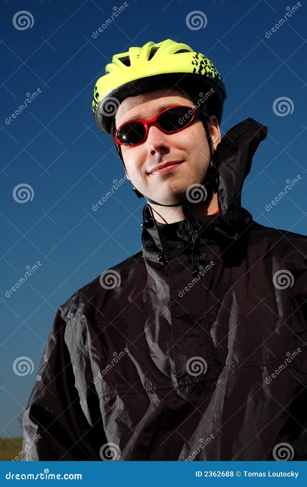 Biking foto de stock. Imagem de exterior, piloto, capacete 2362688