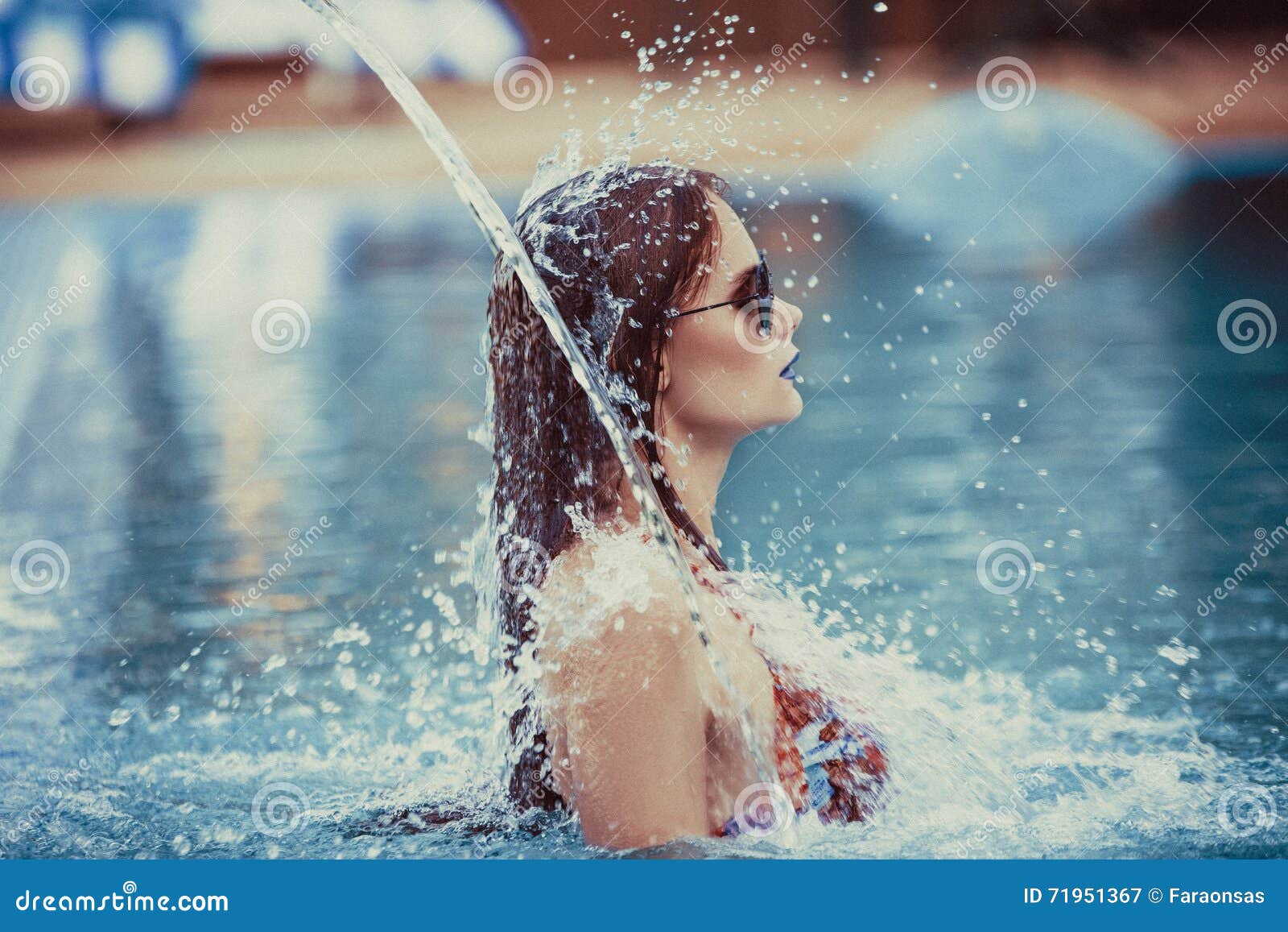 Bikini D'uso Della Bella Donna Marrone Dei Capelli Immagine Stock