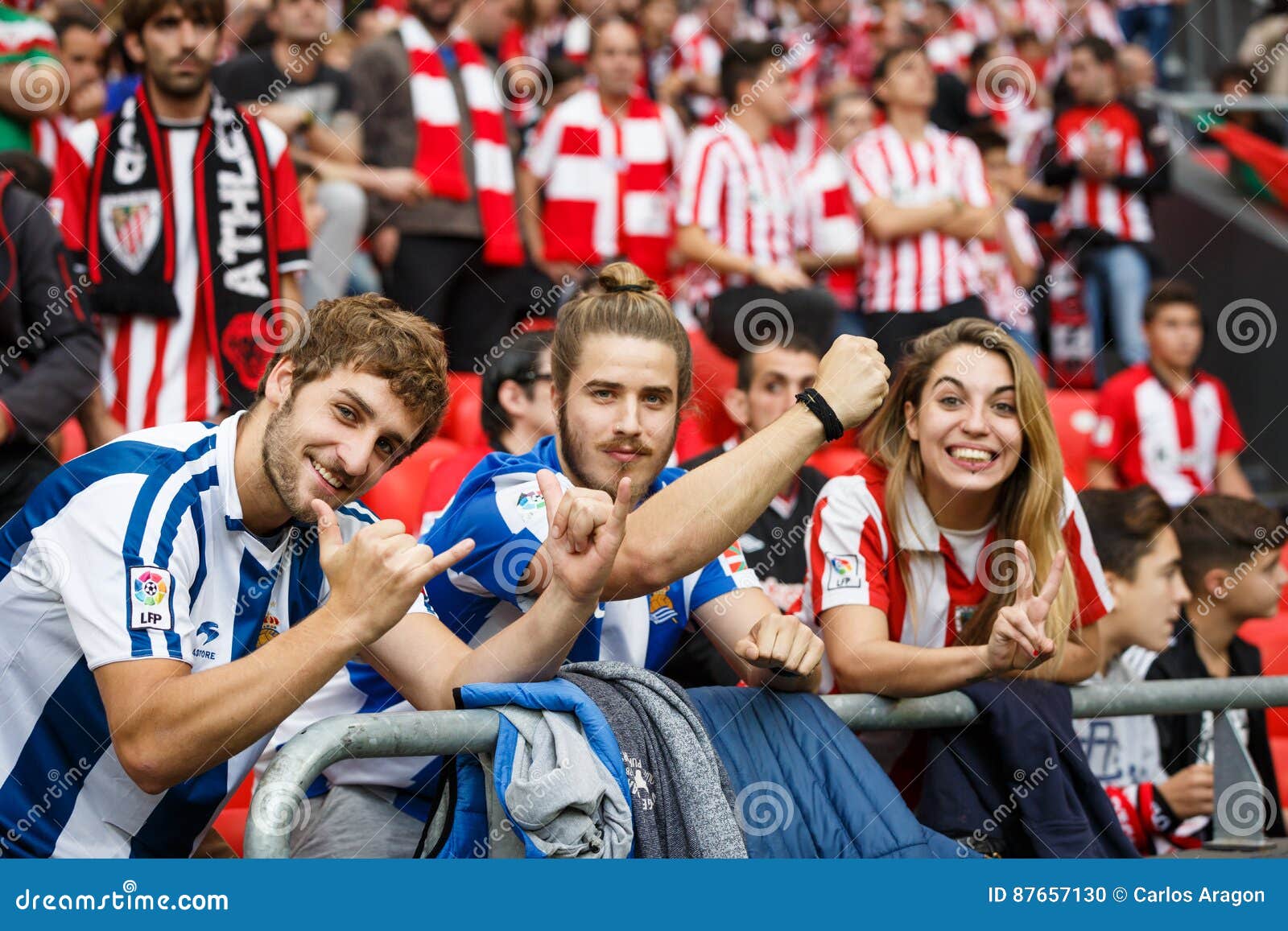 redaktionelle retning Allergi BILBAO, SPAIN - OCTOBER 16: Real Sociedad Fans between Athletic Fans in the  Match between Athletic Bilbao and Real Sociedad, Celeb Editorial Image -  Image of bilbao, october: 87657130