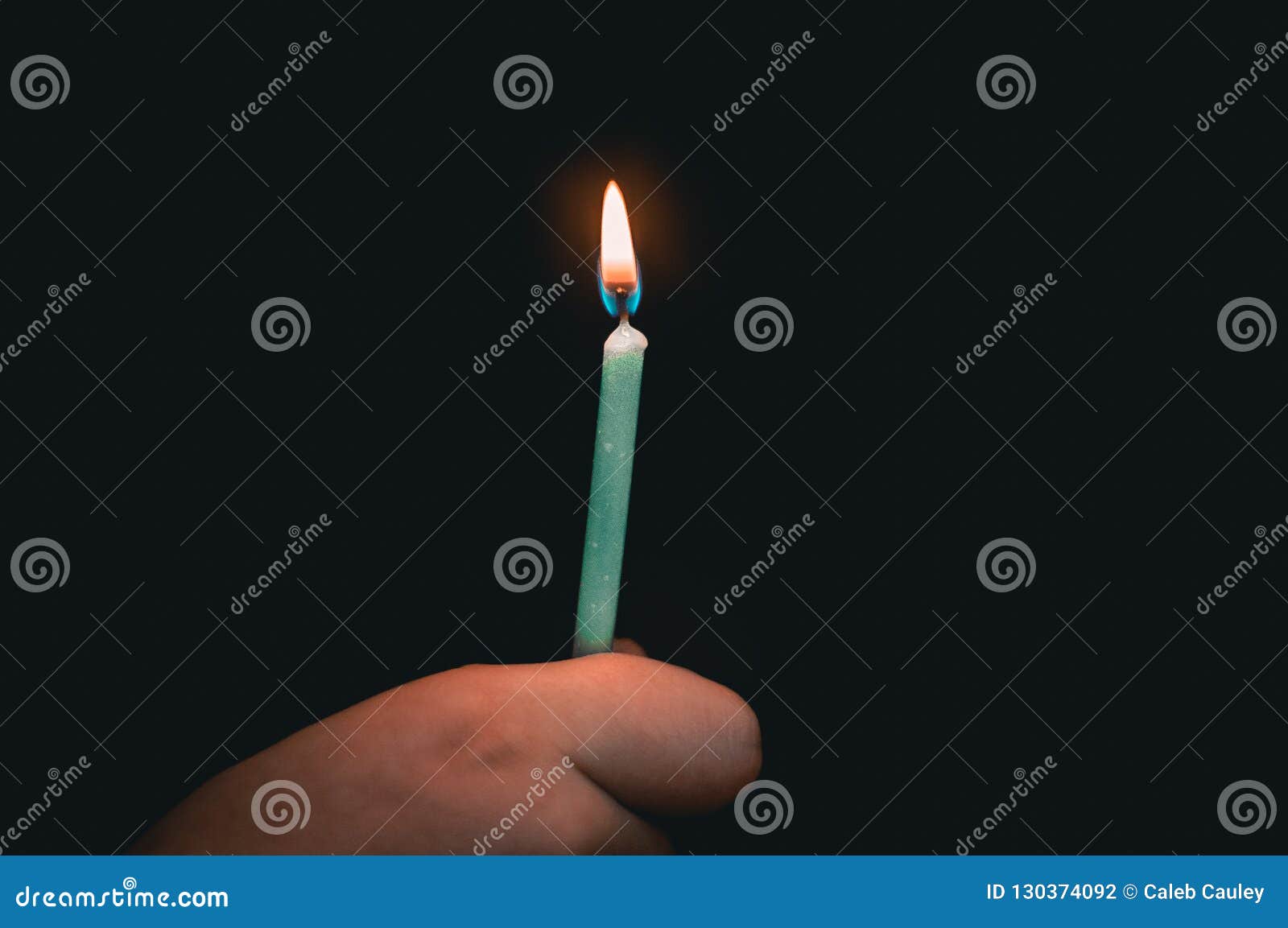 Bild Der Hand Blaue Kerze In Der Dunkelheit Halten