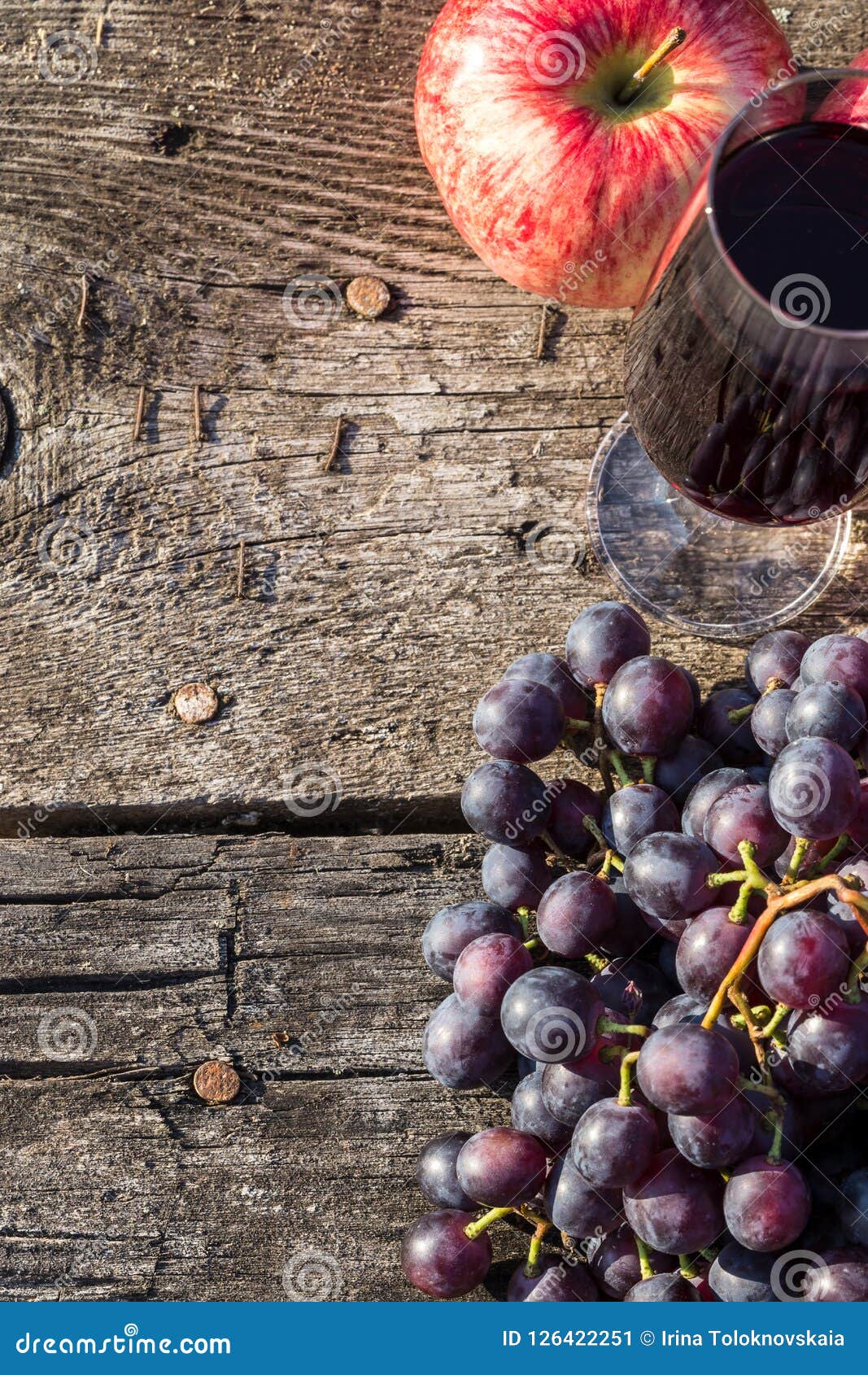 Bild mit Trauben stockbild. Bild von nahrung, trauben - 126422251 Bild mit Trauben stockbild. Bild von nahrung, trauben - 126422251