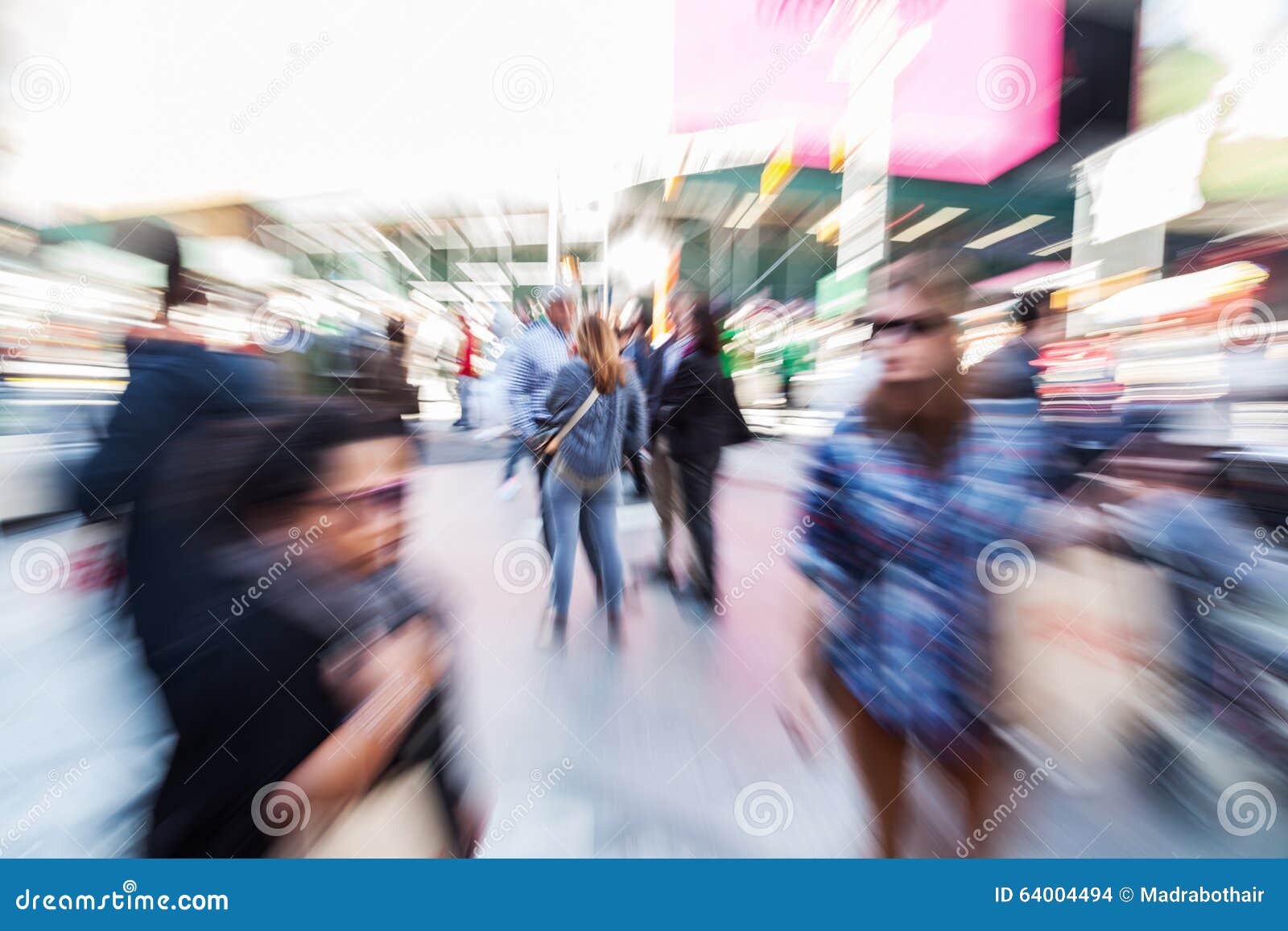 bild von mengen von leuten in der stadt mit zoomeffekt stockfoto bild von unrecognizable gebildet 64004494