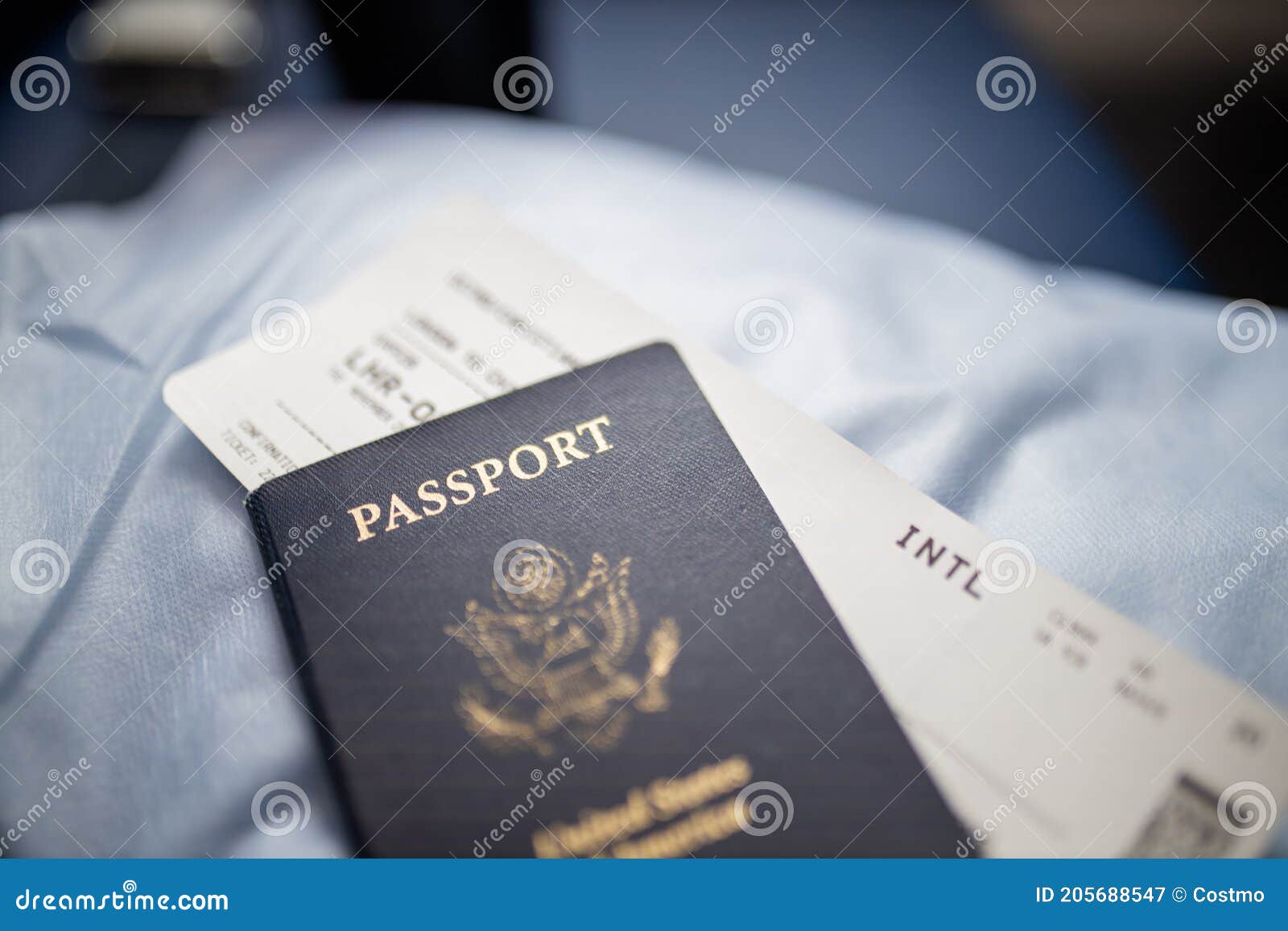Passeport D'avion Avec Billet D'avion Carte Du Monde Avec Itinéraires De  Vol Et Marqueur D'épingles