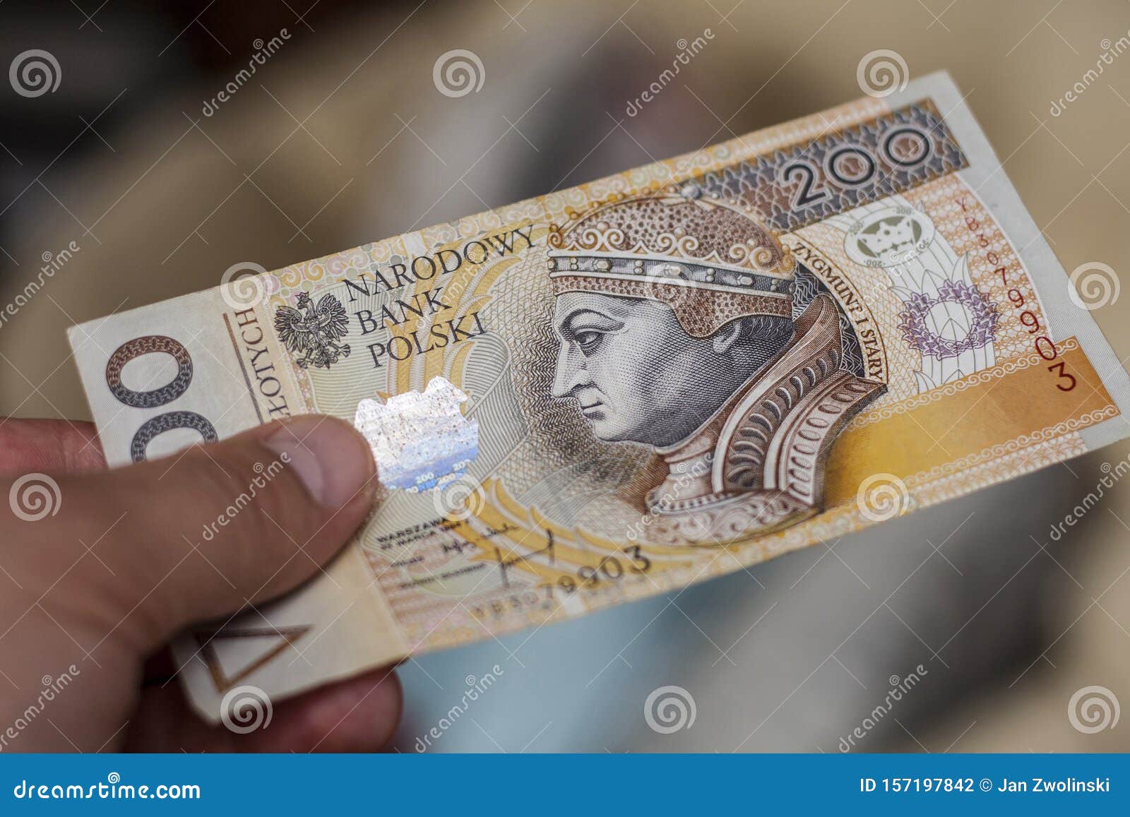 billete-de-dos-cientos-de-zloty-en-mano-foto-de-archivo-imagen-de
