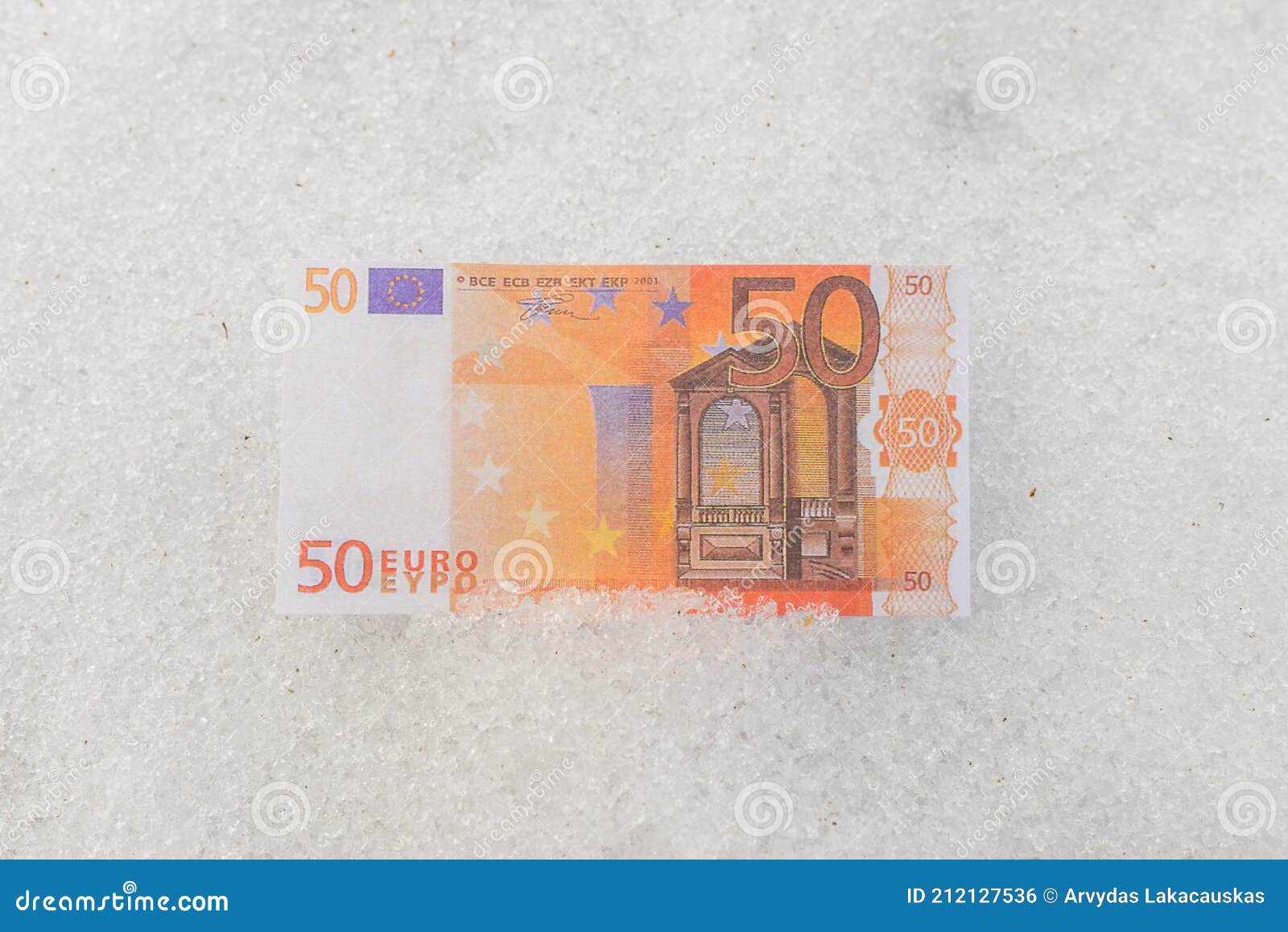 Billete de cinco euros sobre un fondo blanco Fotografía de stock