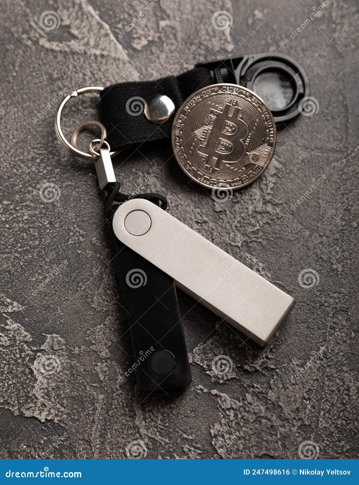 Billetera Fría De Hardware De Criptodivisa Con Moneda De Bitcoin. Cartera  Fría. Foto de archivo - Imagen de negocios, paga: 247498616