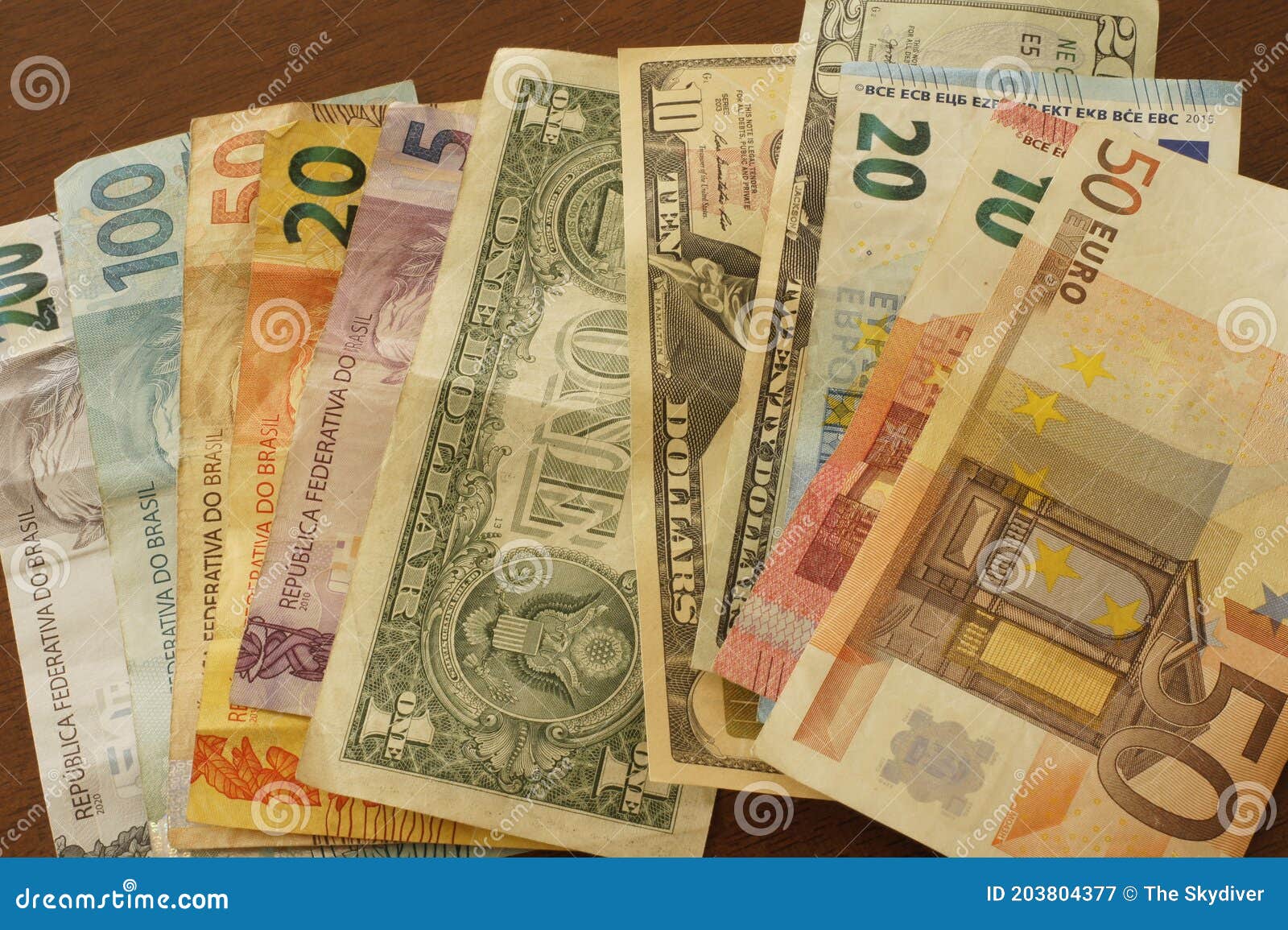 Billetes En Euros En Reales Brasileños Y Dólares En Una Mesa Imagen de  archivo - Imagen de pago, sueldo: 203804377