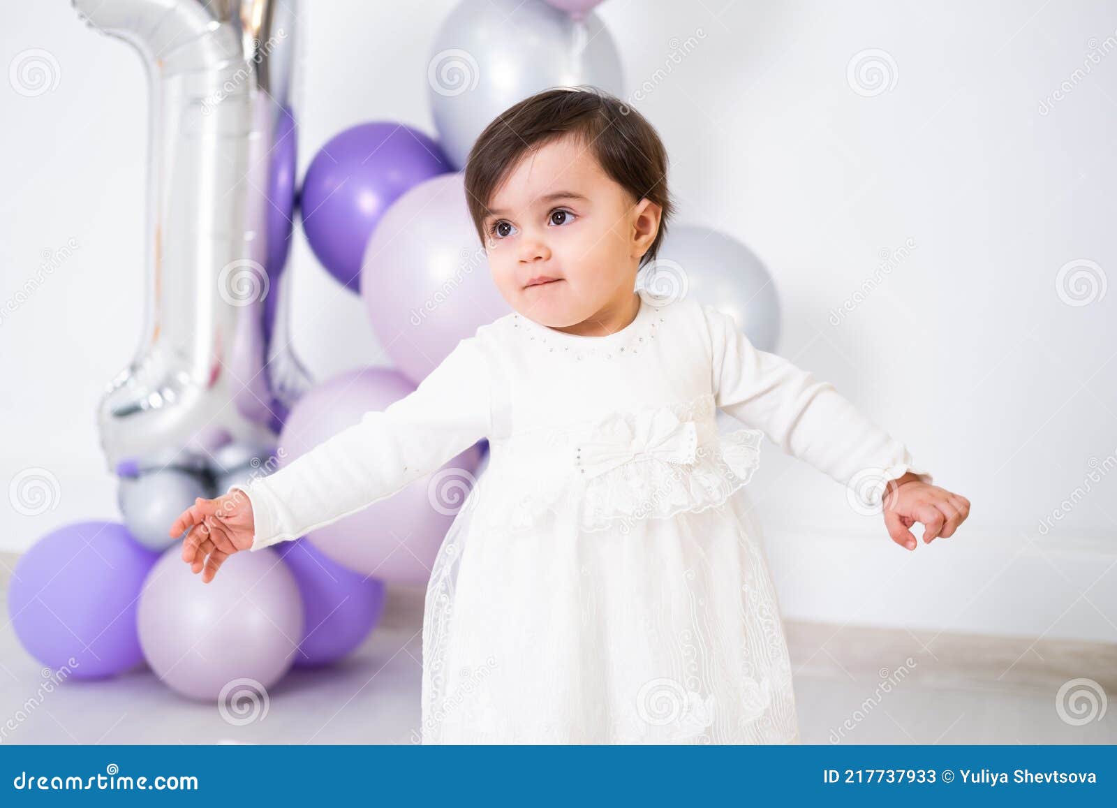 Bimba in Vestito Bianco Festeggia Il Suo Primo Compleanno Con Torte E  Palloncini Immagine Stock - Immagine di ragazza, festa: 217737933