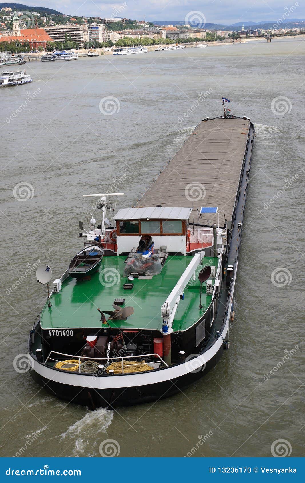 Binnen-Schifffahrt. Großes Frachtschiff auf dem Donau-Fluss (Budapest, Ungarn)