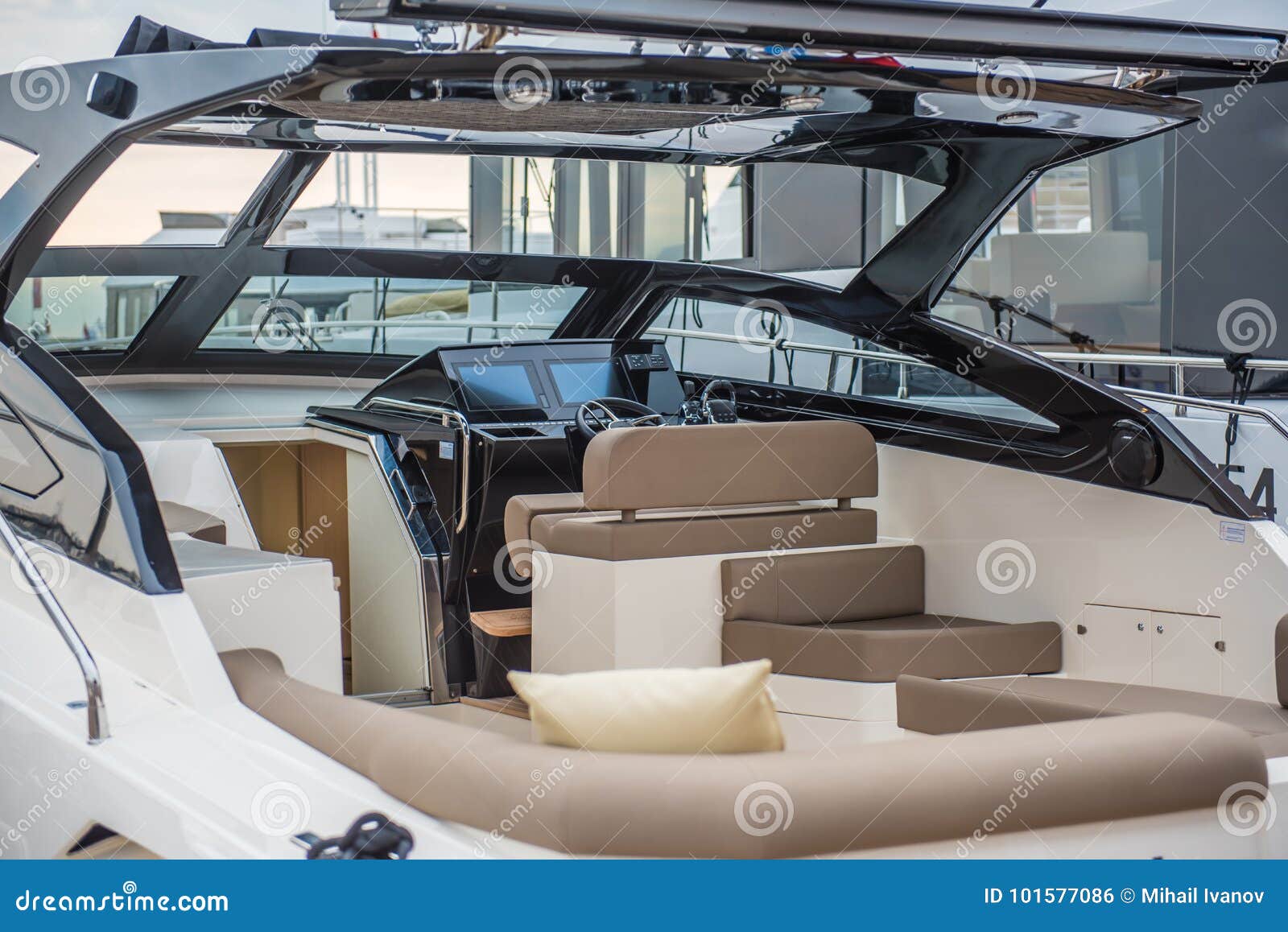 Binnen Van Het Jacht Van De Luxesport Stock Foto - Image of meertros