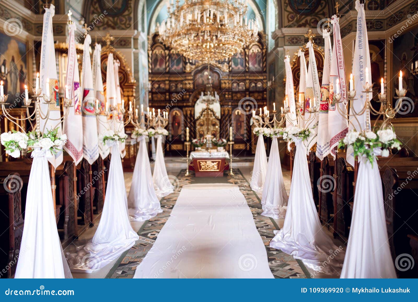 Maak los Aantrekkelijk zijn aantrekkelijk in stand houden Binnenland Van Kerk Met Decoratie Voor Huwelijk Met Candels Ligh Stock Foto  - Image of ceremonie, bloem: 109369920