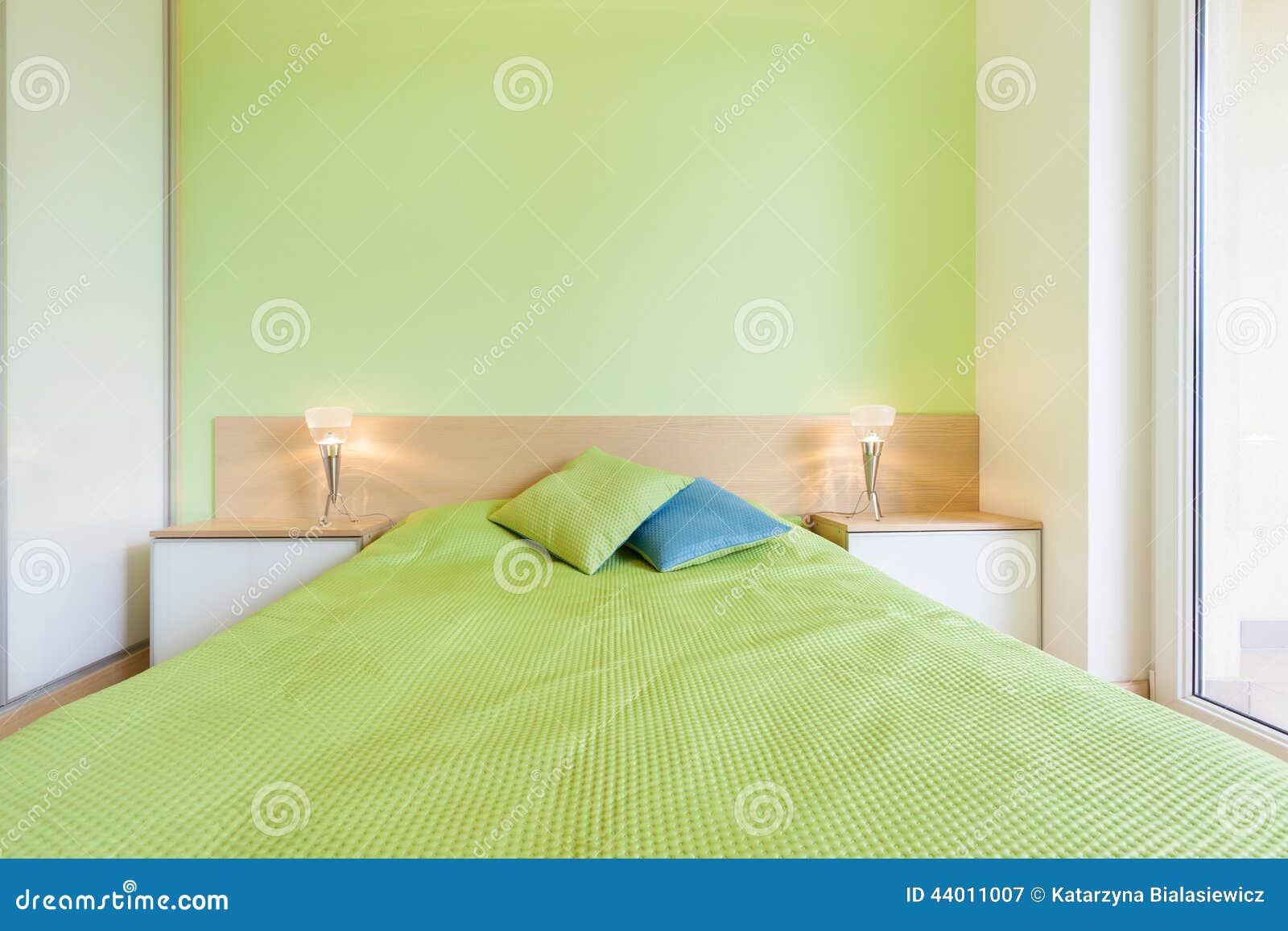 Binnenland van slaapkamer met groene muur stock foto afbeelding ...