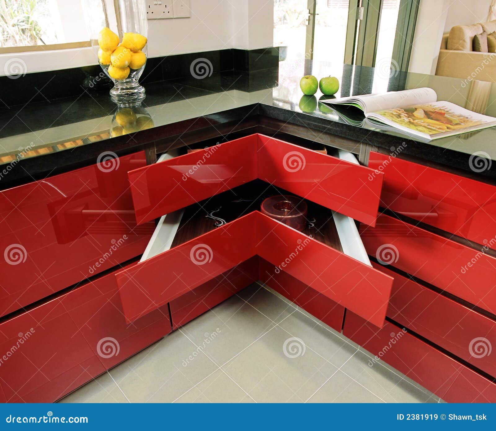 Binnenlands ontwerp - keuken. Keukenkast in rode nevelverf
