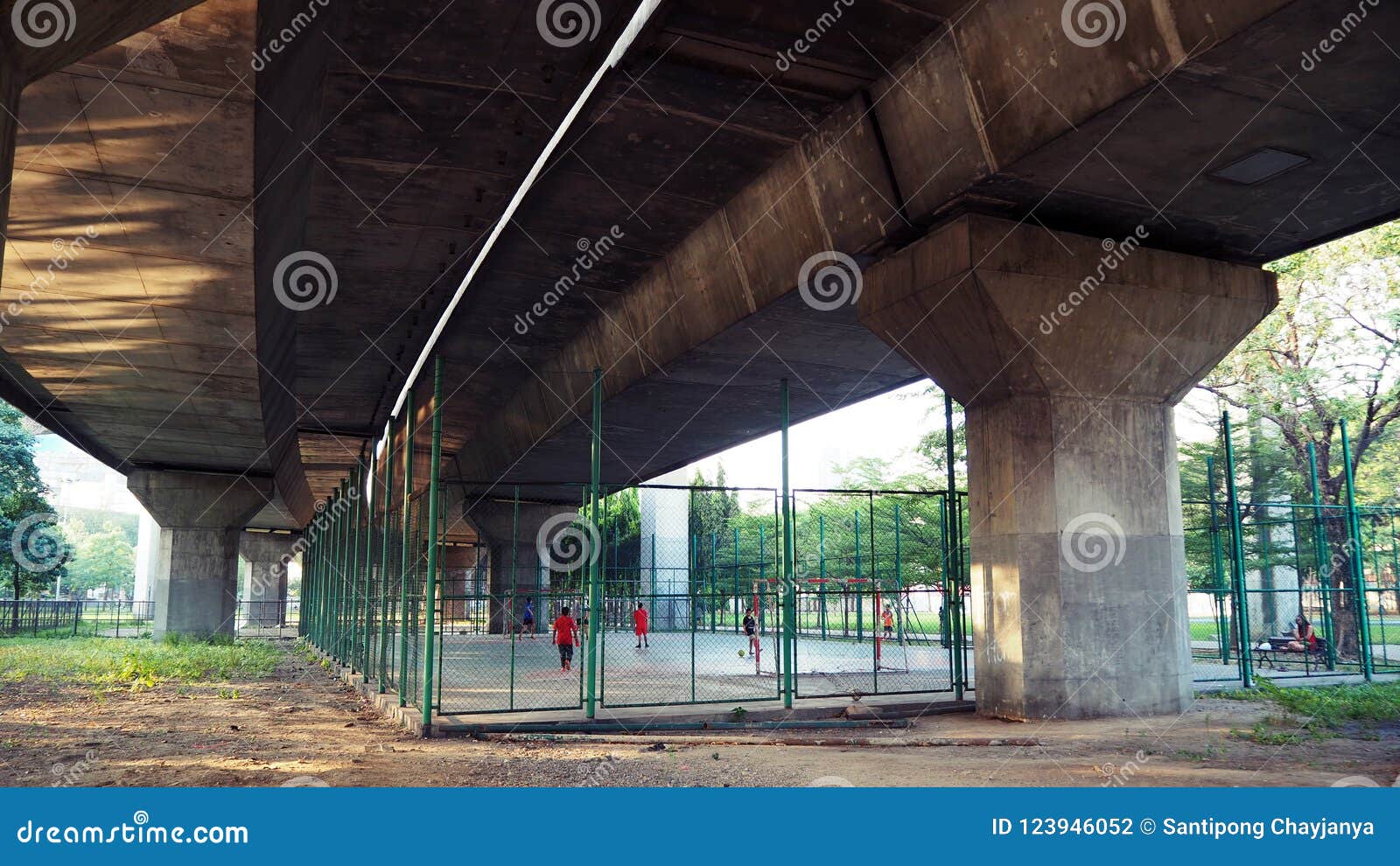 Binnenvoetbalgebied onder de snelweg snelweg