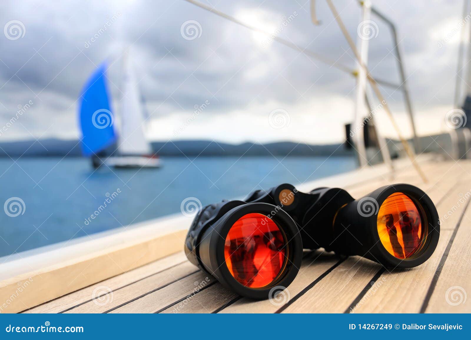 Ciérrese para arriba en binocular en la cubierta del yate con otro yate en horizonte en la falta de definición natural. Represente adquirido la raza del emparejamiento en la bahía de Boka, Tivat, Montenegro