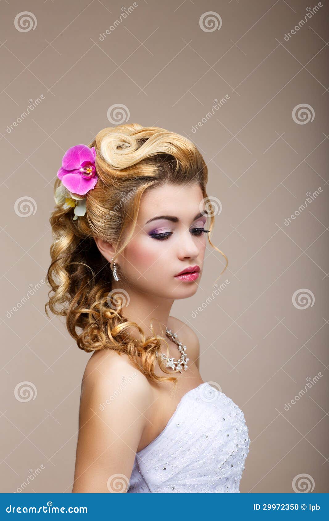 Sogni. Desiderio. Bionda lussuosa premurosa della sposa - stile di capelli splendido. Purezza. Bionda graziosa della sposa - stile di capelli splendido. Purezza