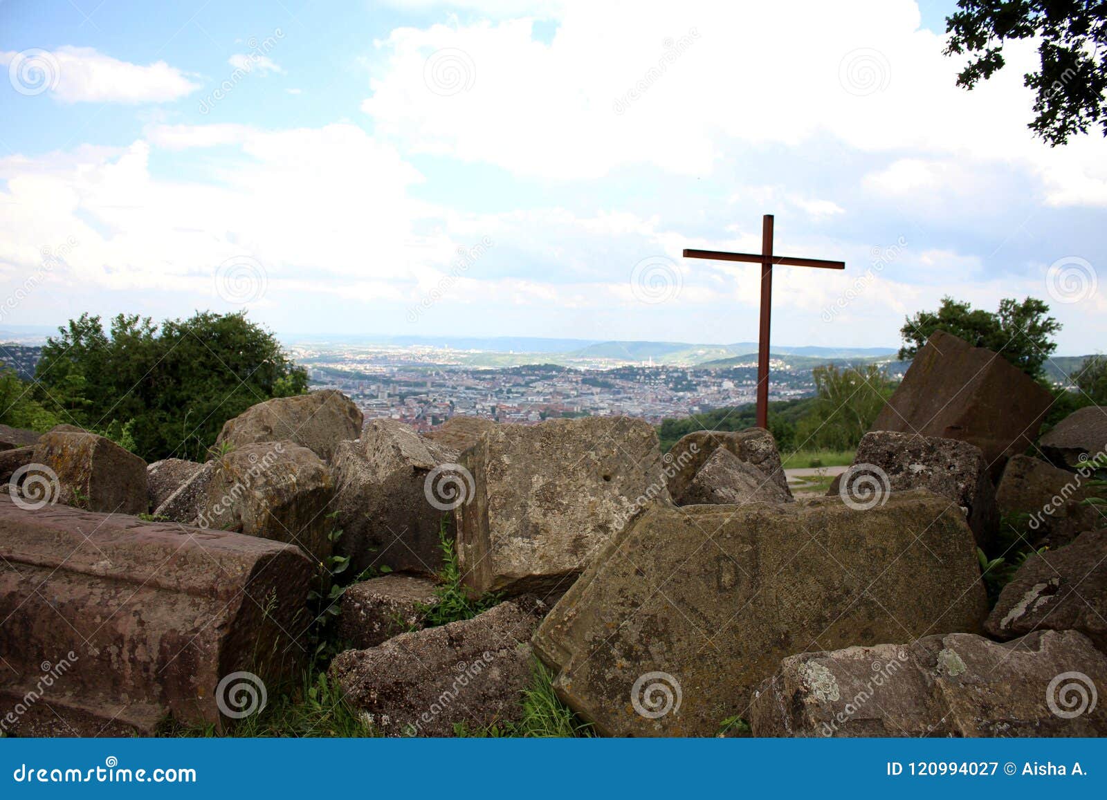 Birkenkopf - Monte Scherbelino - Stuttgart. Birkenkopf is een 511m hoge heuvel in de stad van Stuttgart, en is het hoogste punt in de stad Het leiden aan de spectaculaire mening en in de voorgrond van de foto is een stapel van puin over verlaten die van WO.II als een Schuttberg wordt bekend en het is ook genoemd geworden ` Monte Scherbelino ` -- Het Italiaans voor `-berg van stukjes ` Dit park biedt een aantal van de mooiste meningen in de stad aan