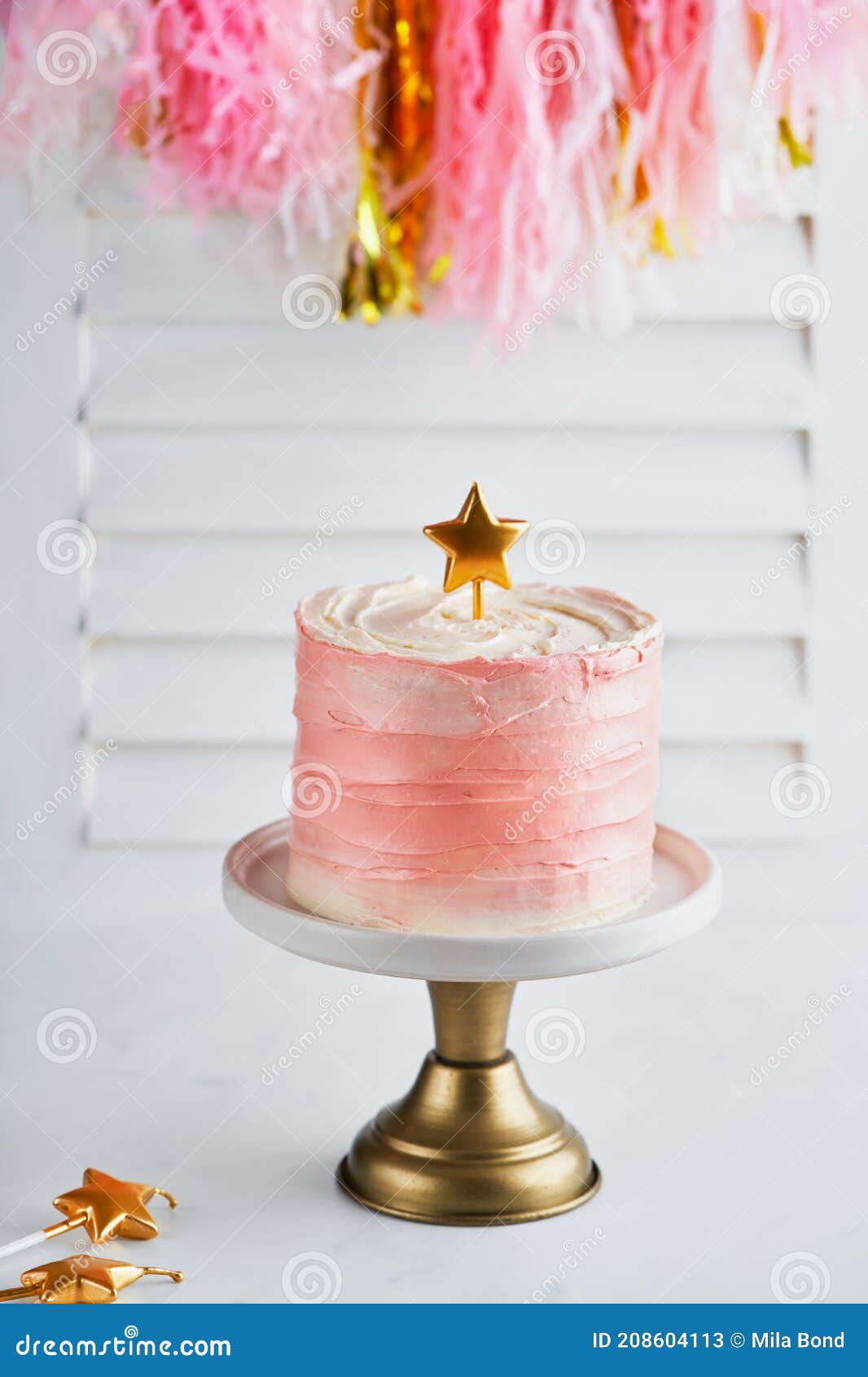 Bánh kem hồng với đèn nến: Bạn đang tìm kiếm một món quà sinh nhật đặc biệt để thể hiện tình cảm của mình? Bánh kem hồng với đèn nến chắc chắn sẽ làm hài lòng bạn. Hãy nhấp vào hình ảnh để thấy sự kết hợp hoàn hảo giữa ánh sáng và hương vị trên bánh kem.